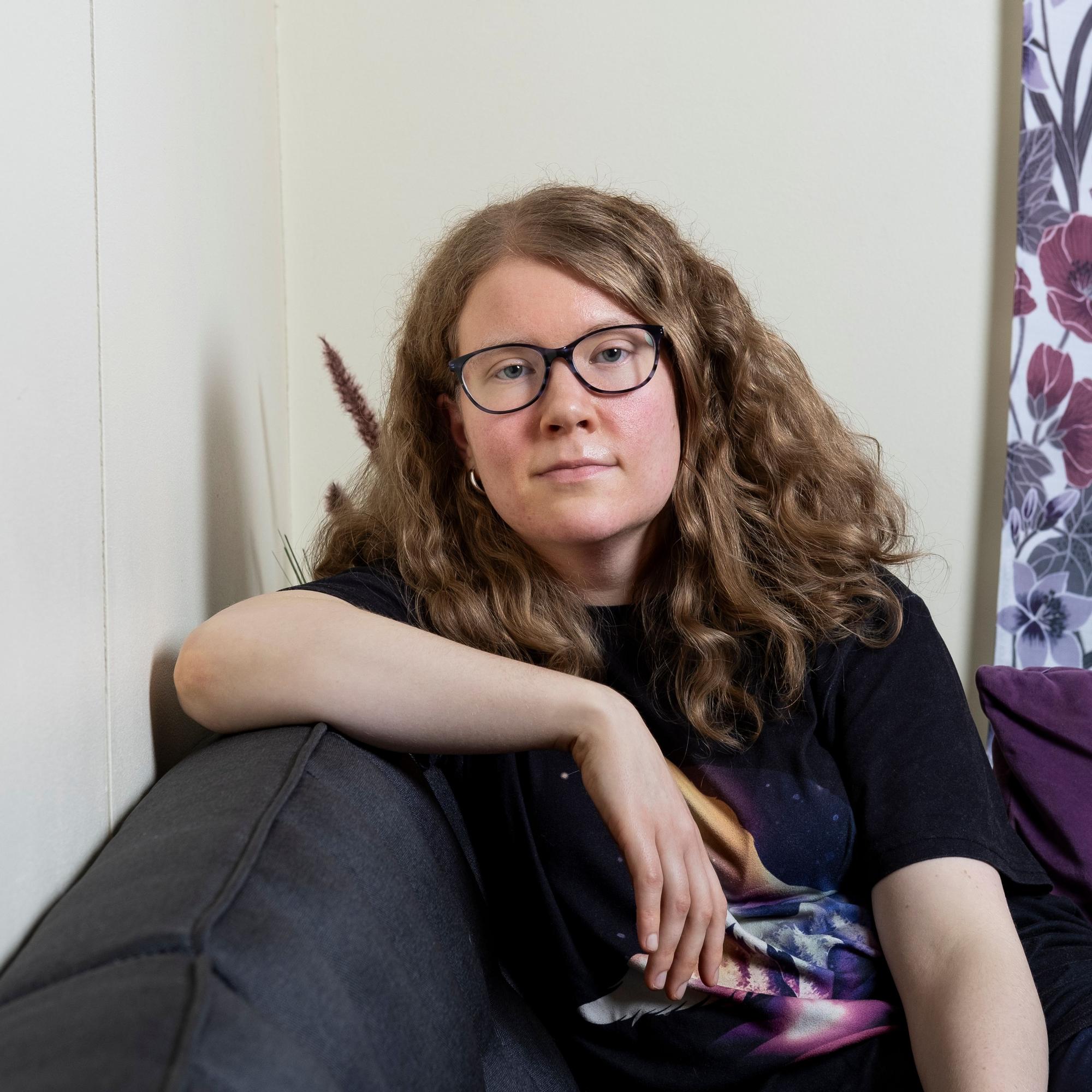 Anni Salminen saattaa haukkua koirille ja toistella miesten nimiä, vaikka ei haluaisi – Touretten oireyhtymä rävähti valloilleen juuri, kun elämän piti helpottua