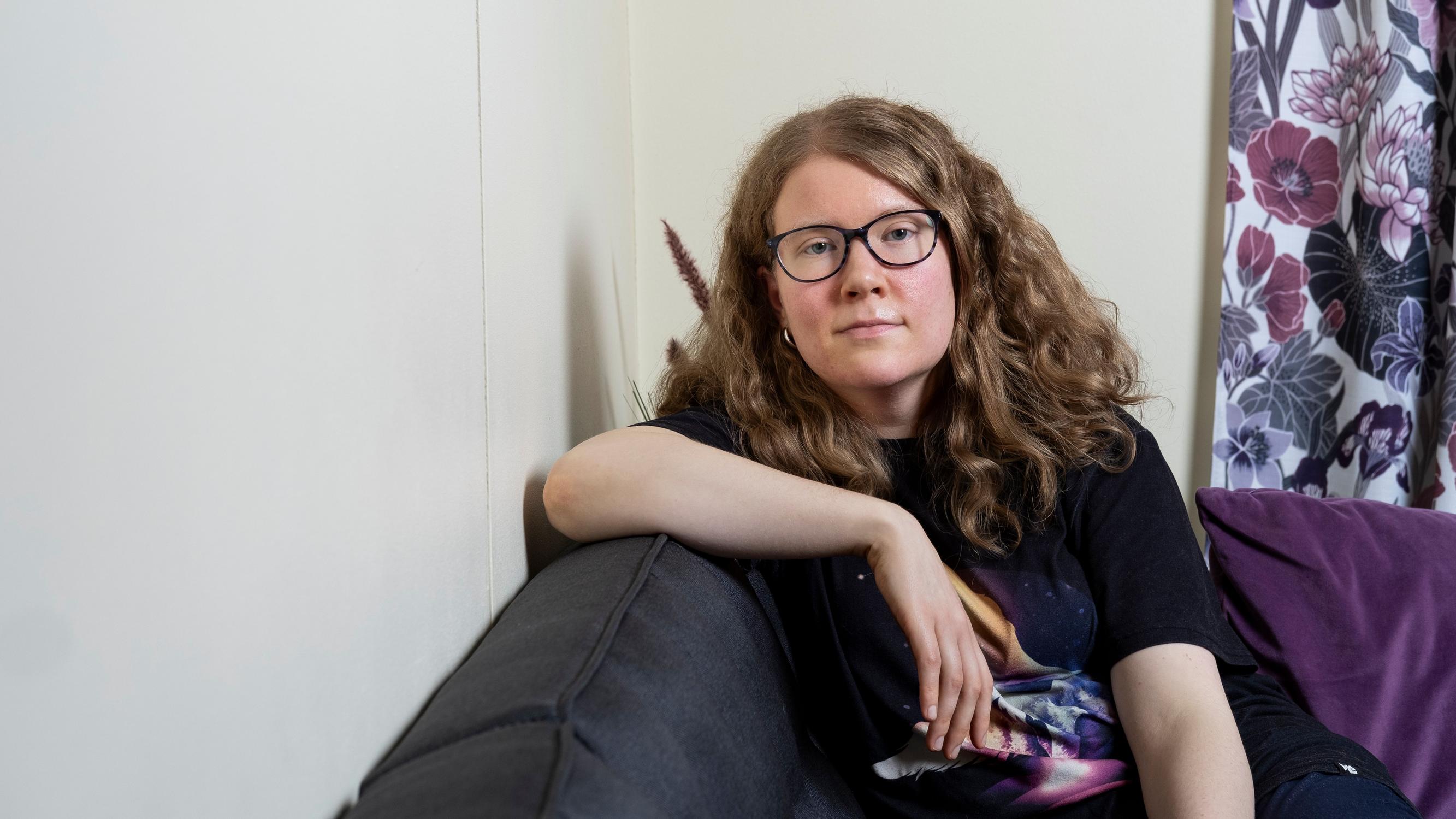 Anni Salminen saattaa haukkua koirille ja toistella miesten nimiä, vaikka ei haluaisi – Touretten oireyhtymä rävähti valloilleen juuri, kun elämän piti helpottua