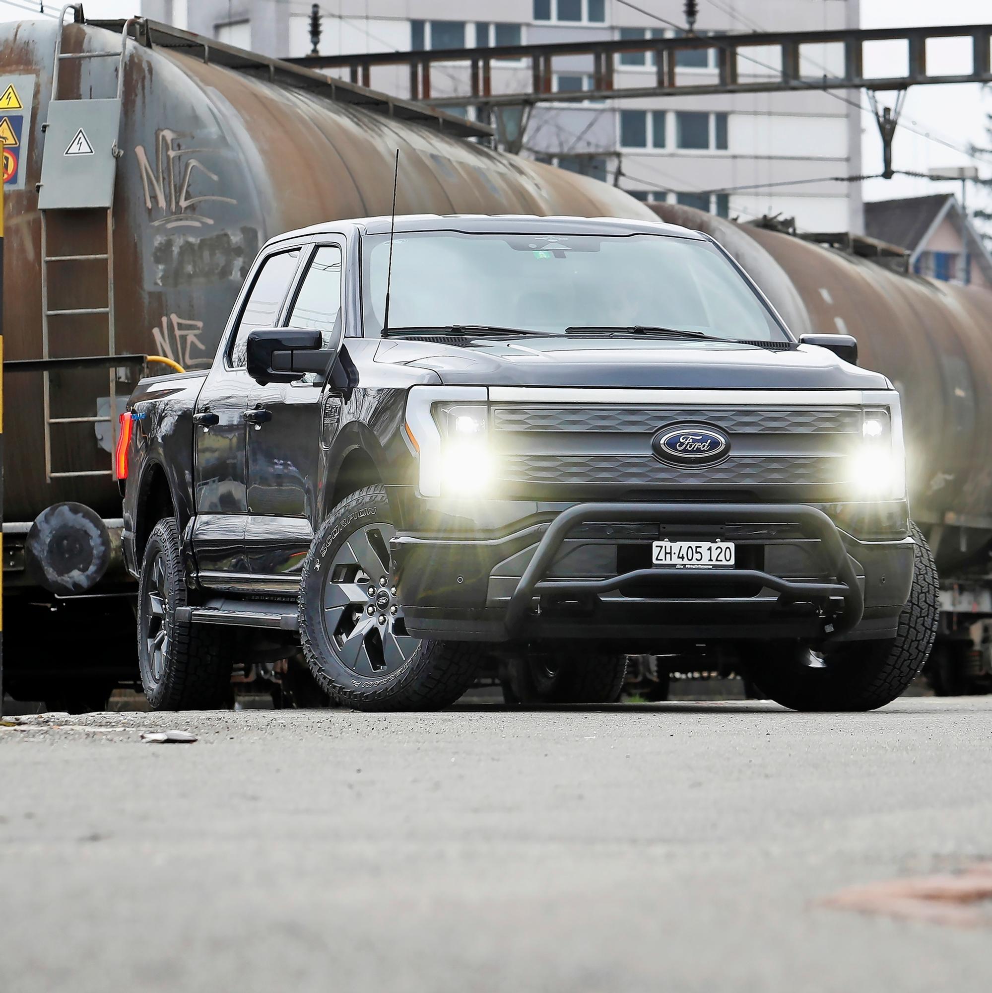 Ford F-150 Lightning – Tämä työjuhta on täyttä Amerikkaa siinä missä countrymusiikki ja hampurilaisravintolan drive-in-kaistakin – ja toimii sähköllä