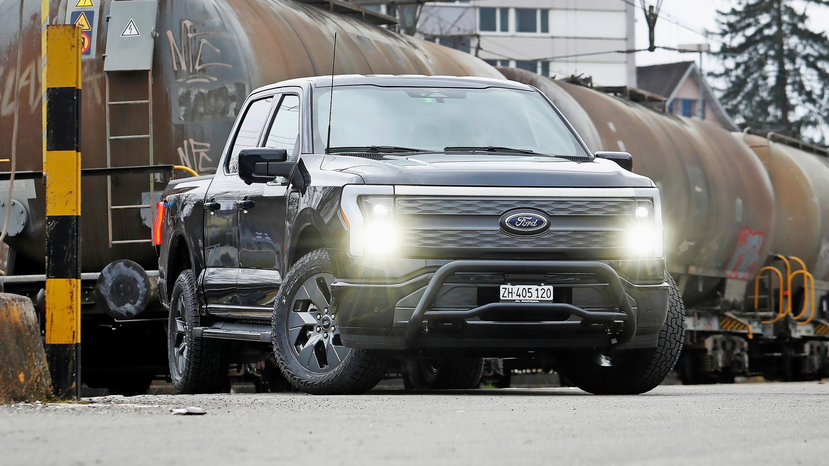 Ford F-150 Lightning – Tämä työjuhta on täyttä Amerikkaa siinä missä countrymusiikki ja hampurilaisravintolan drive-in-kaistakin – ja toimii sähköllä