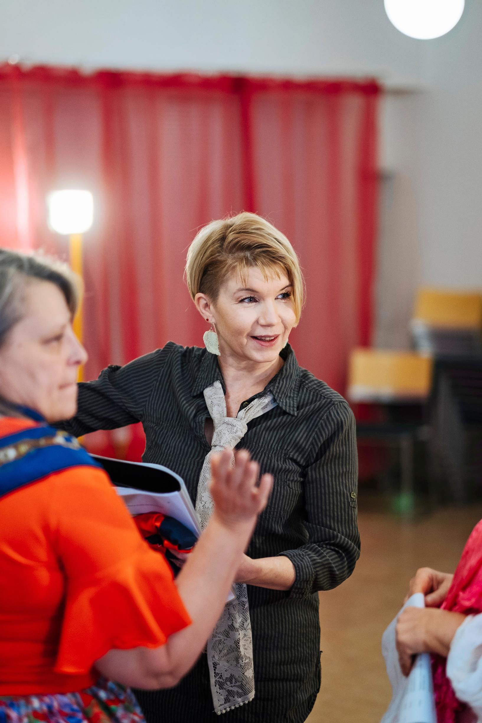 Päivi Turunen näyttelee, ­käsikirjoittaa ja ohjaa Teatteri ­Ihmeessä. – Kaltaisemme pienet teatterit tavoittavat monia, jotka muuten jäisivät yksin, hän sanoo.