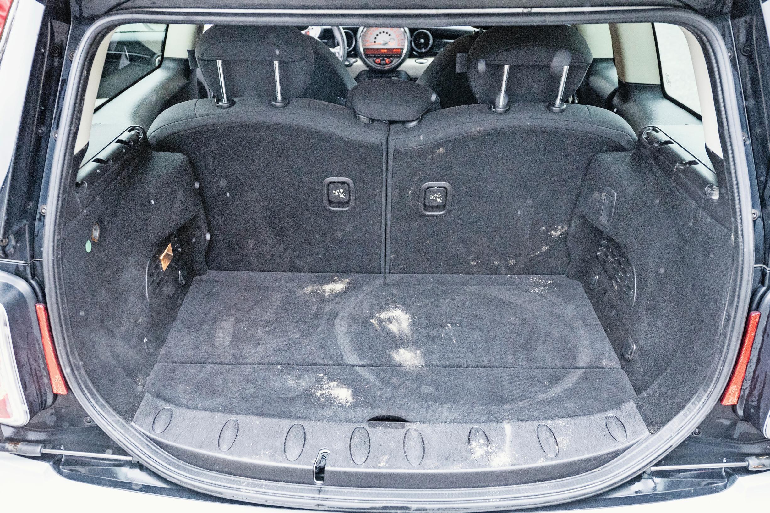 Käytetty Mini Cooper Clubman vm. 2013: Tavaratila on sopusoinnussa muiden tilojen kanssa.