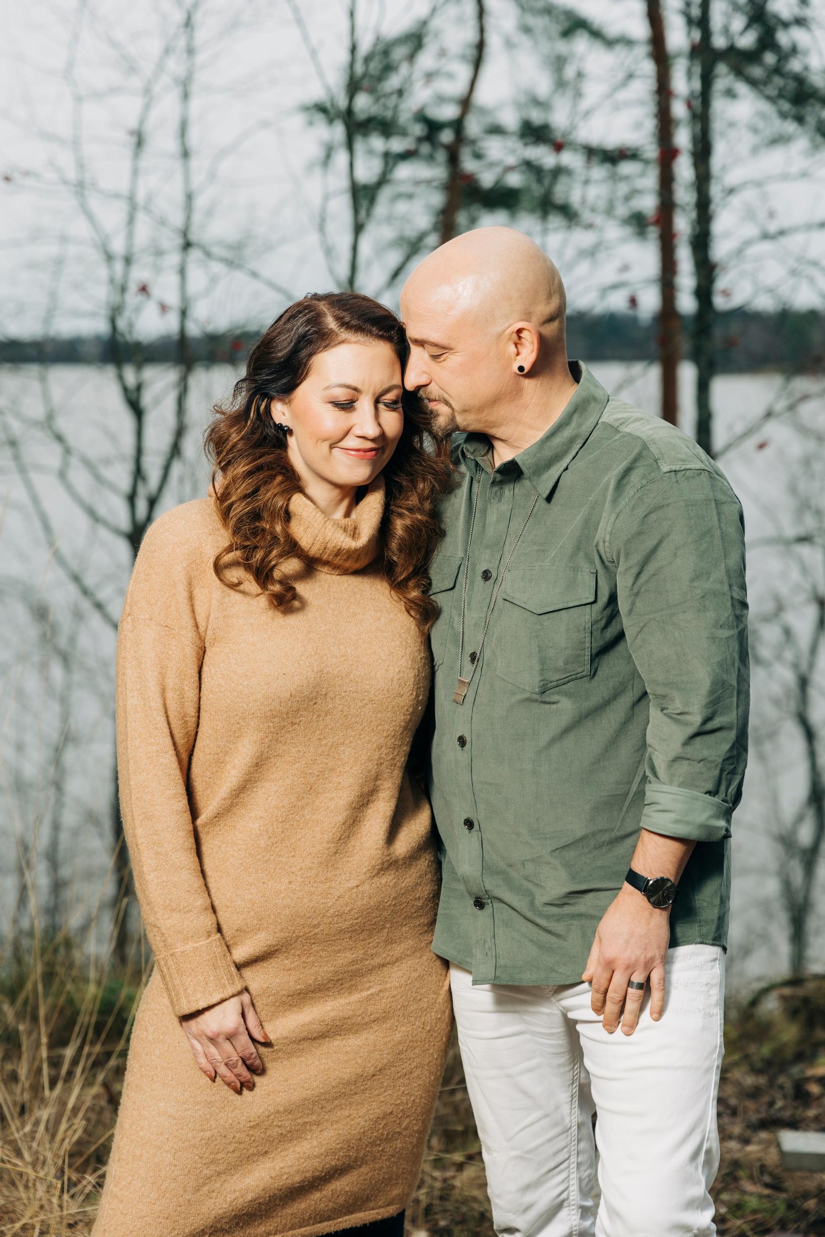 Varpu ja Sami Hintsanen järven rannalla.