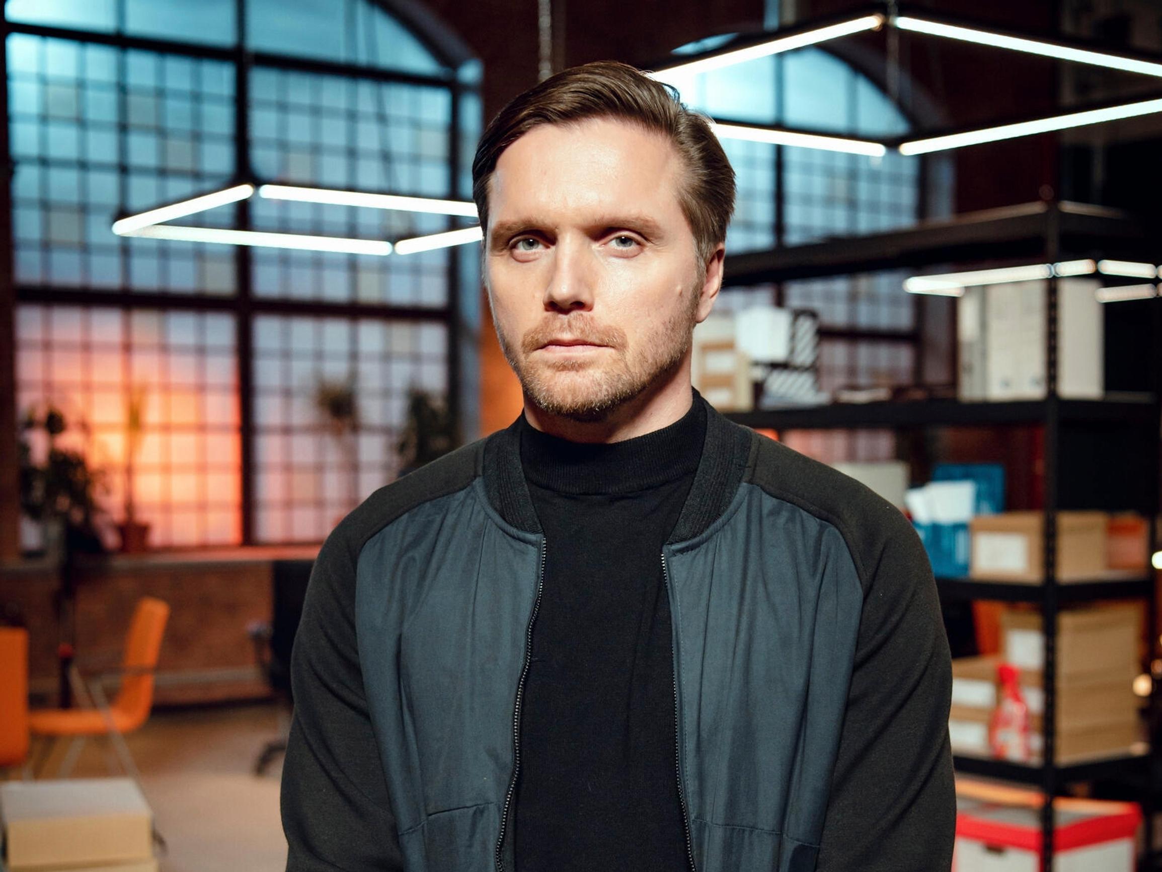 Näyttelijä Pelle Heikkilä päätyi Teatterikorkeakouluun pitkän rikoskierteen jälkeen – "Kun huonosta pääsee irti, siitä tulee voimavara"