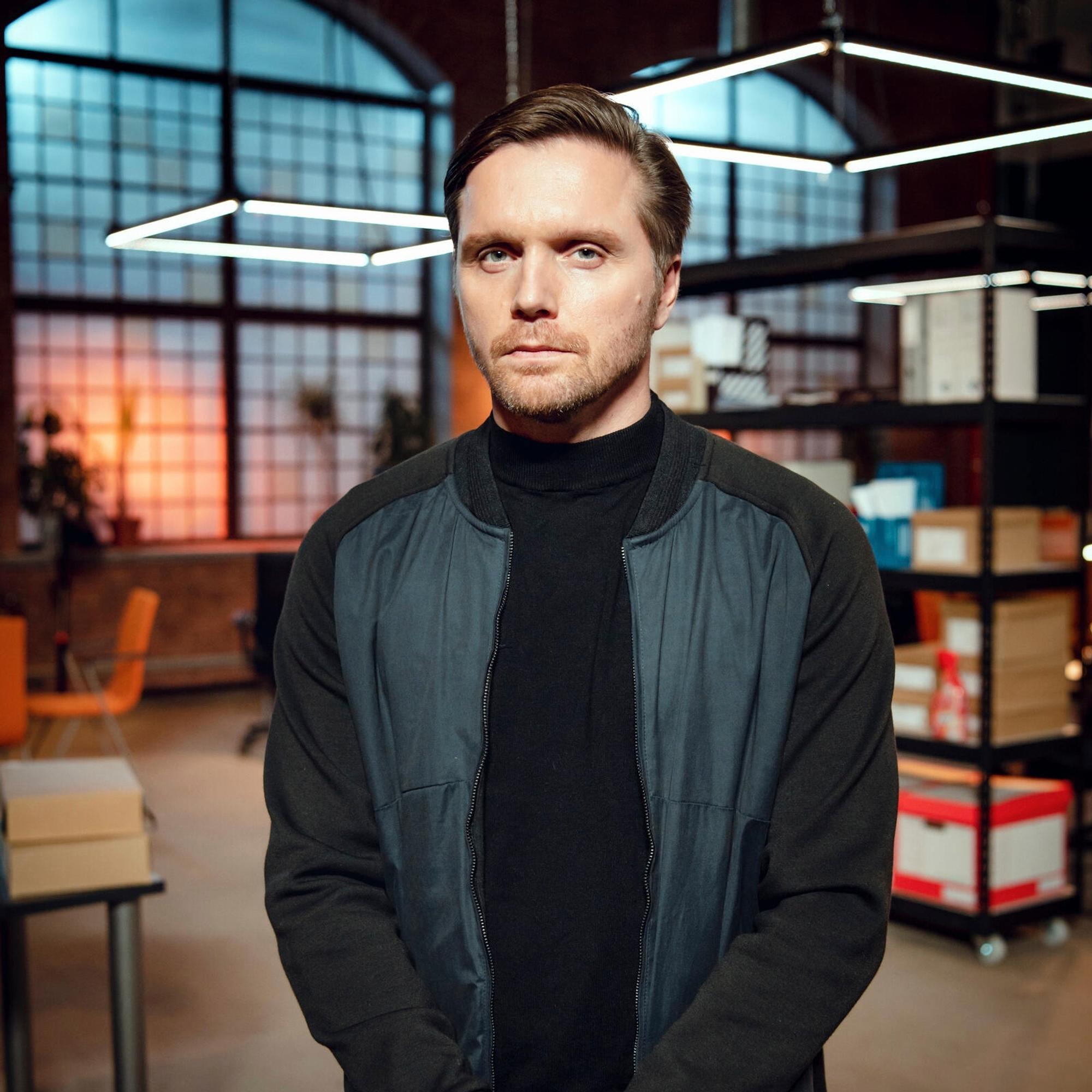 Näyttelijä Pelle Heikkilä päätyi Teatterikorkeakouluun pitkän rikoskierteen jälkeen – "Kun huonosta pääsee irti, siitä tulee voimavara"