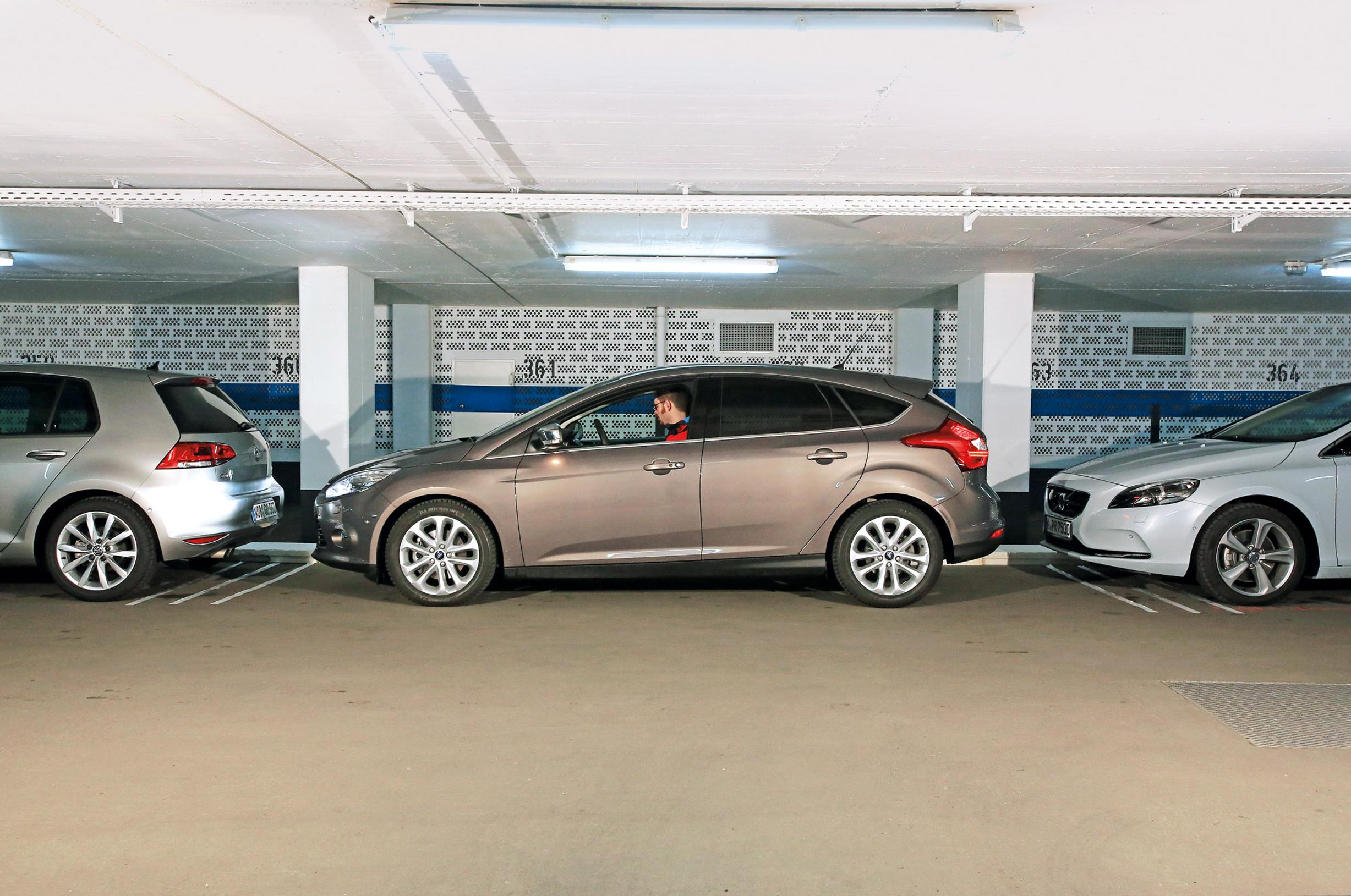 Testissä 10 pysäköinninavustinta – miten onnistuu autoilta itsestään pysäköinti?