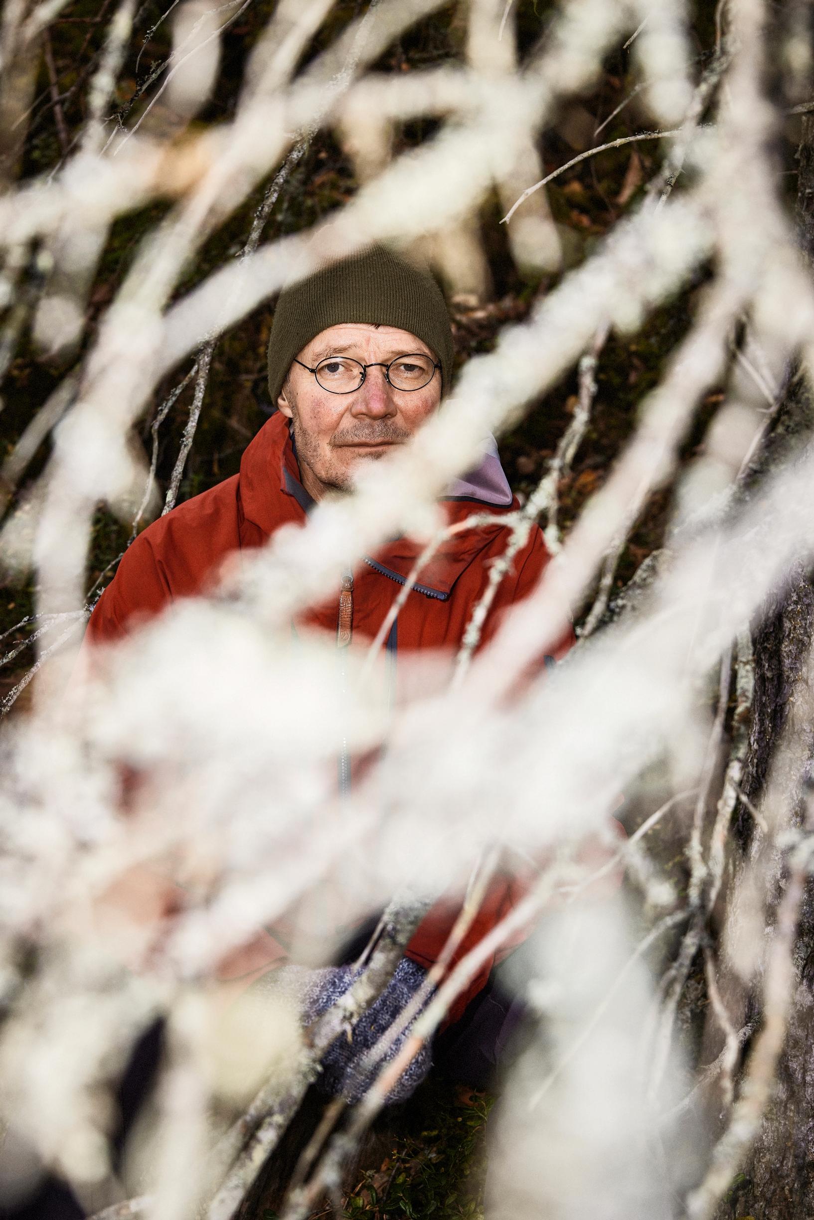 Juha Hurme metsässä.