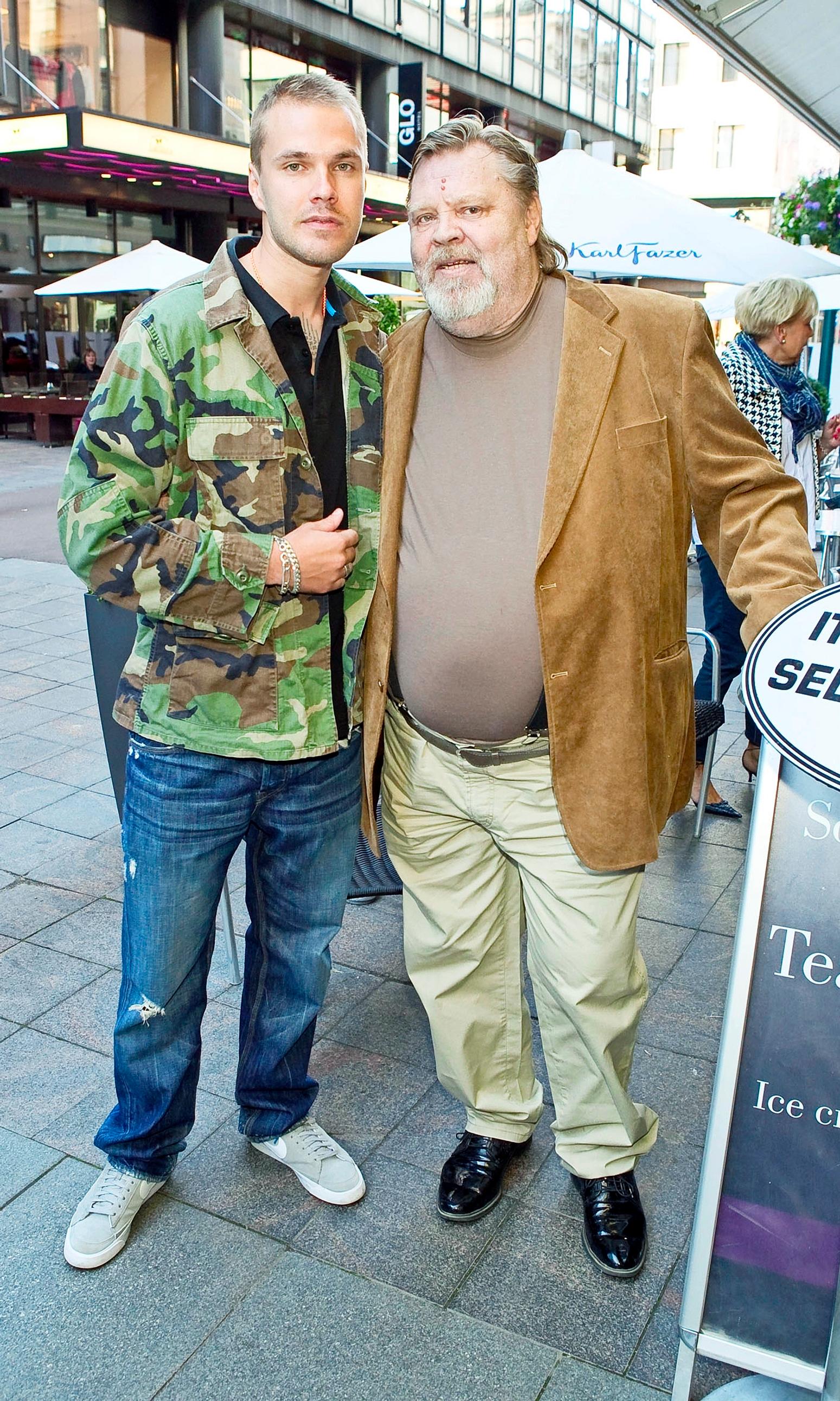Vesa-Matti Loiri ja poika Joonas Loiri Vesku-elokuvan ensi-illassa 2010.