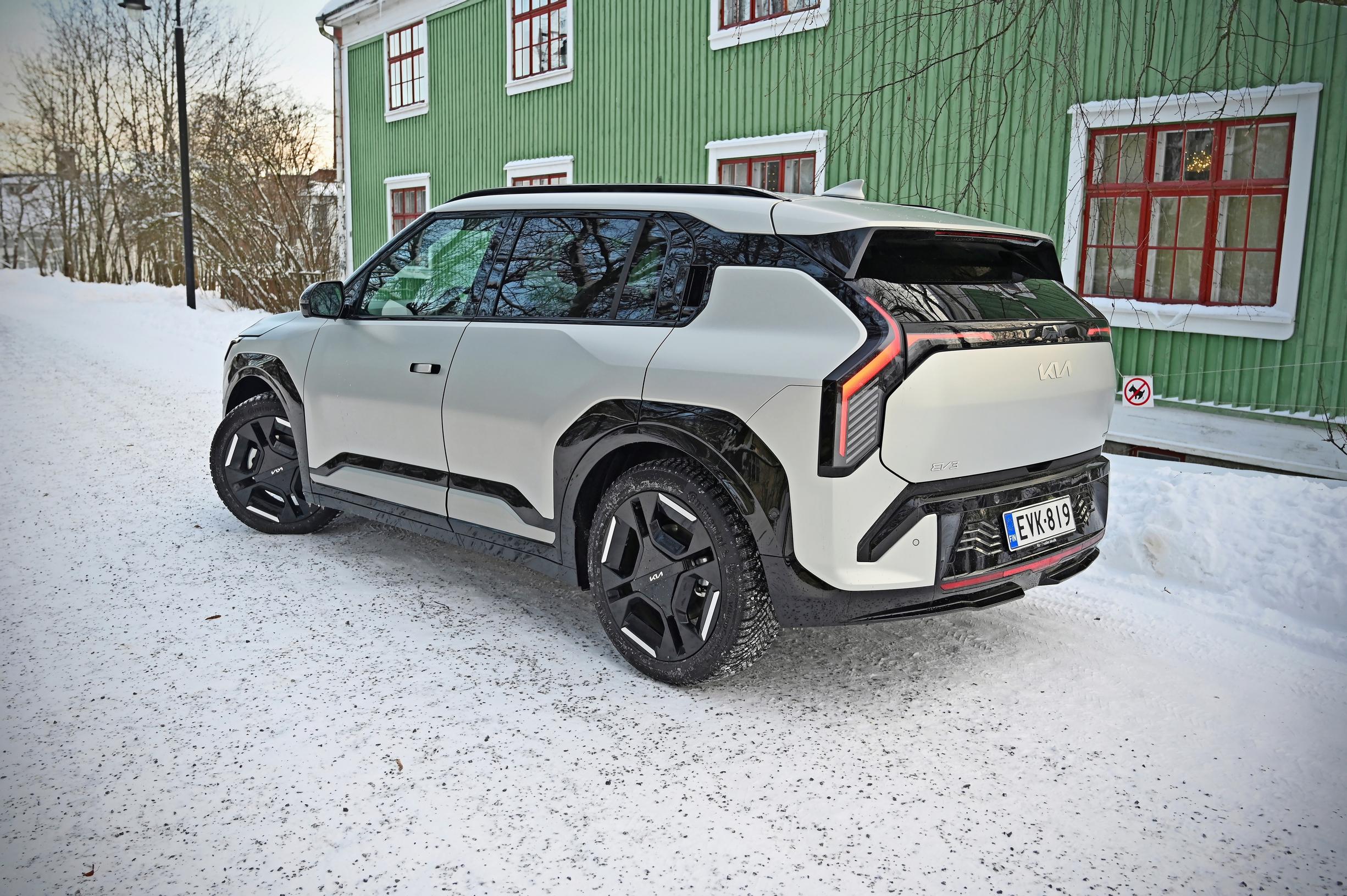 Kia EV3 on perusvakaa ajettava, ja ajonvakautus hillitsee aliohjautuvuutta liukkailla keleillä aktiivisesti. Kaksitonnisella autolla ei erityistä iloittelua ratin taakse ole tarjolla, mutta ei ajettavuudessa mainittavia ongelmiakaan ole.