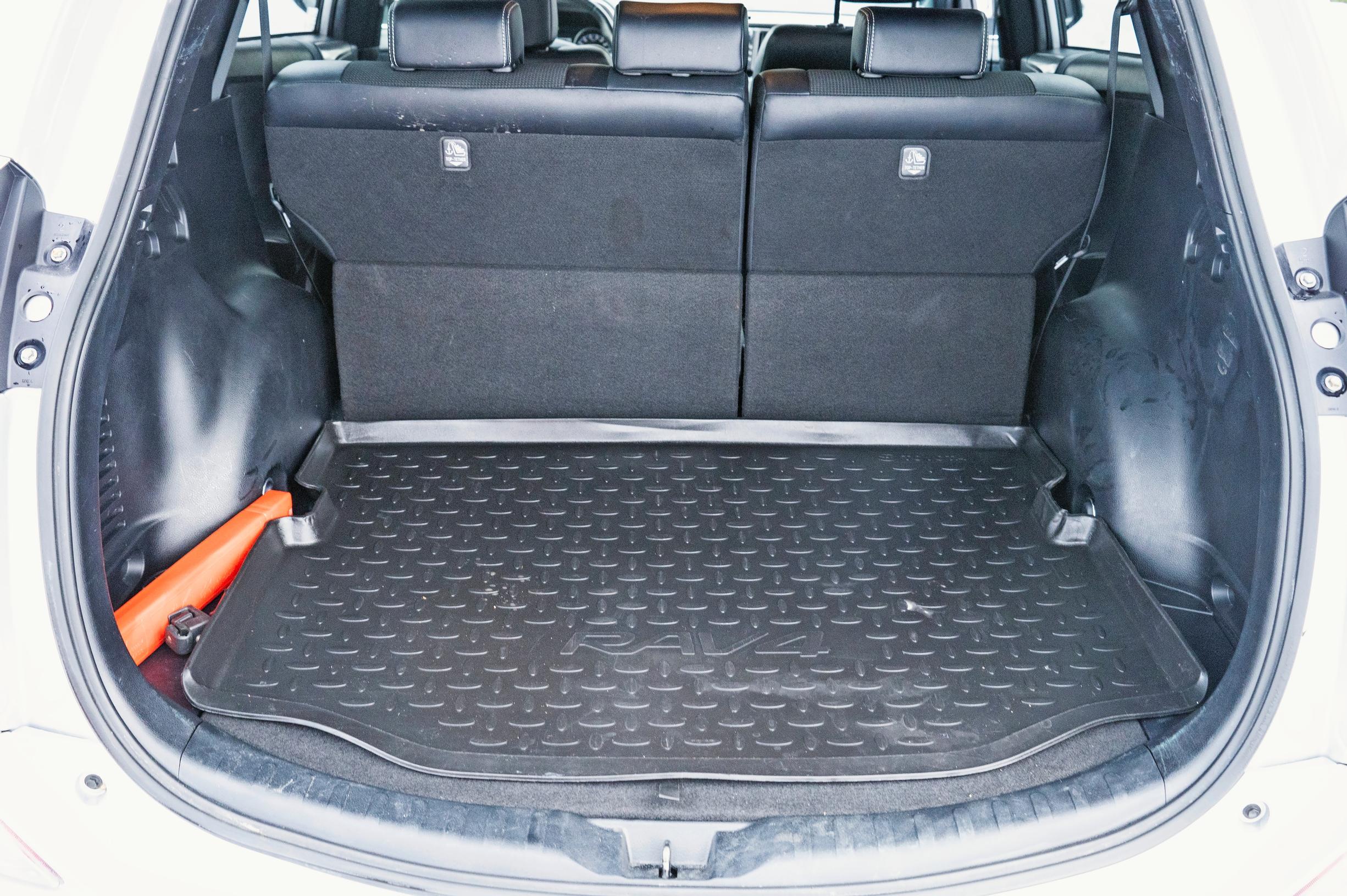 Toyota RAV4:n tavaratila on iso, ja mikä parasta, sen lattiaa peittää asiallinen muovikaukalo.