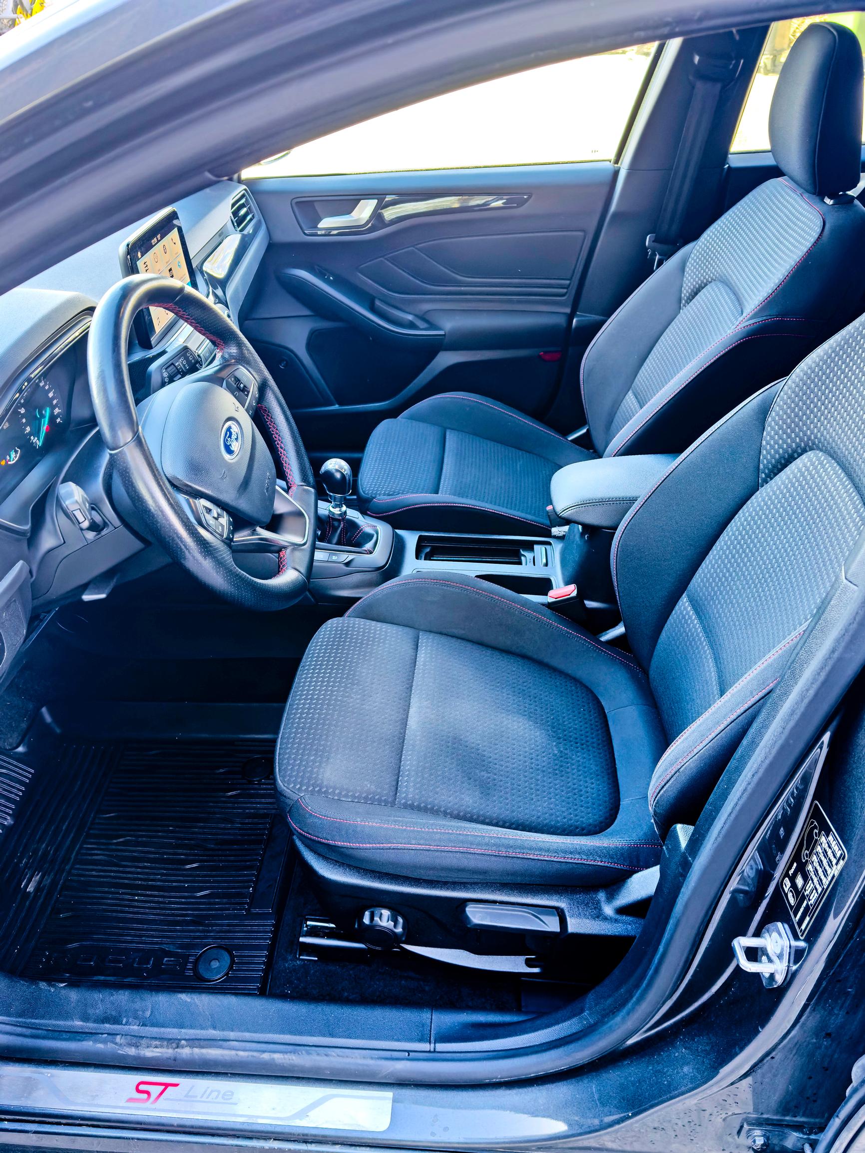 Ford Fokus ST:n etuistuimet ovat kookkaat ja mukavat.