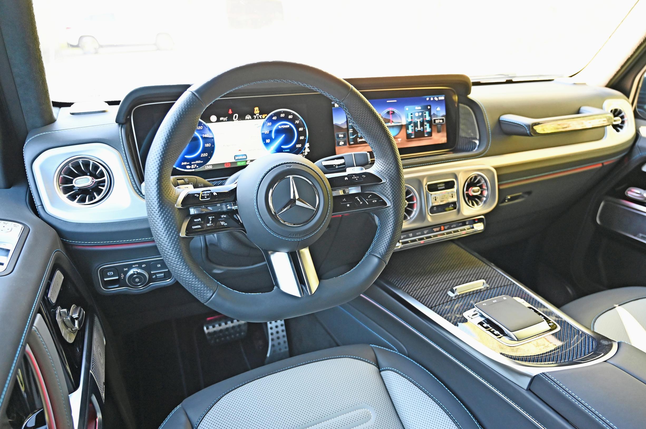 Mercedes Benz G 580 EQ:n ohjaamo noudattelee hyviksi koettuja perinteitä nykyaikaisin digimaustein.