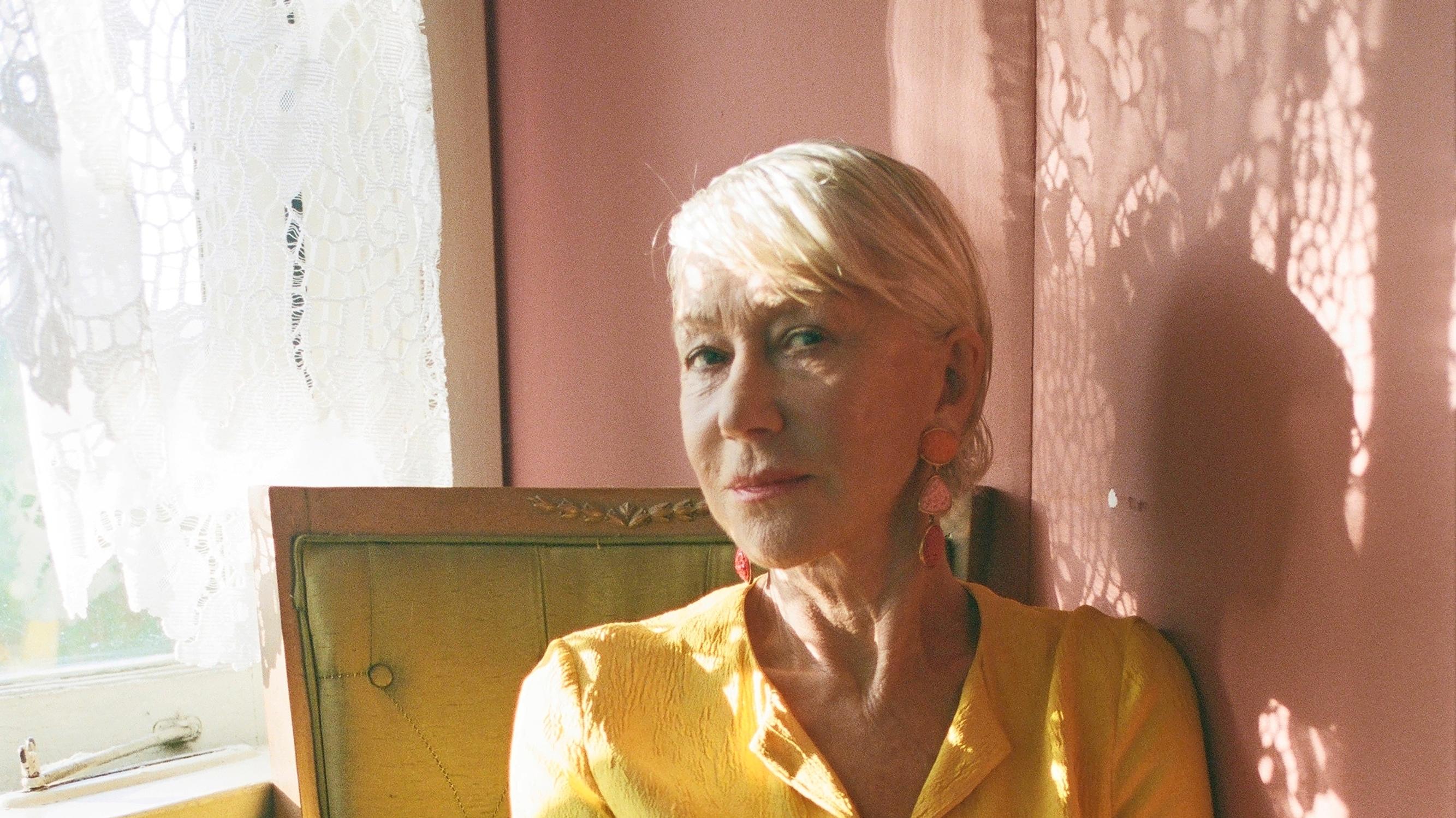 Helen Mirren: "Jos voisin, palaisin 1960-luvun puoliväliin ja sanoisin suorat sanat"
