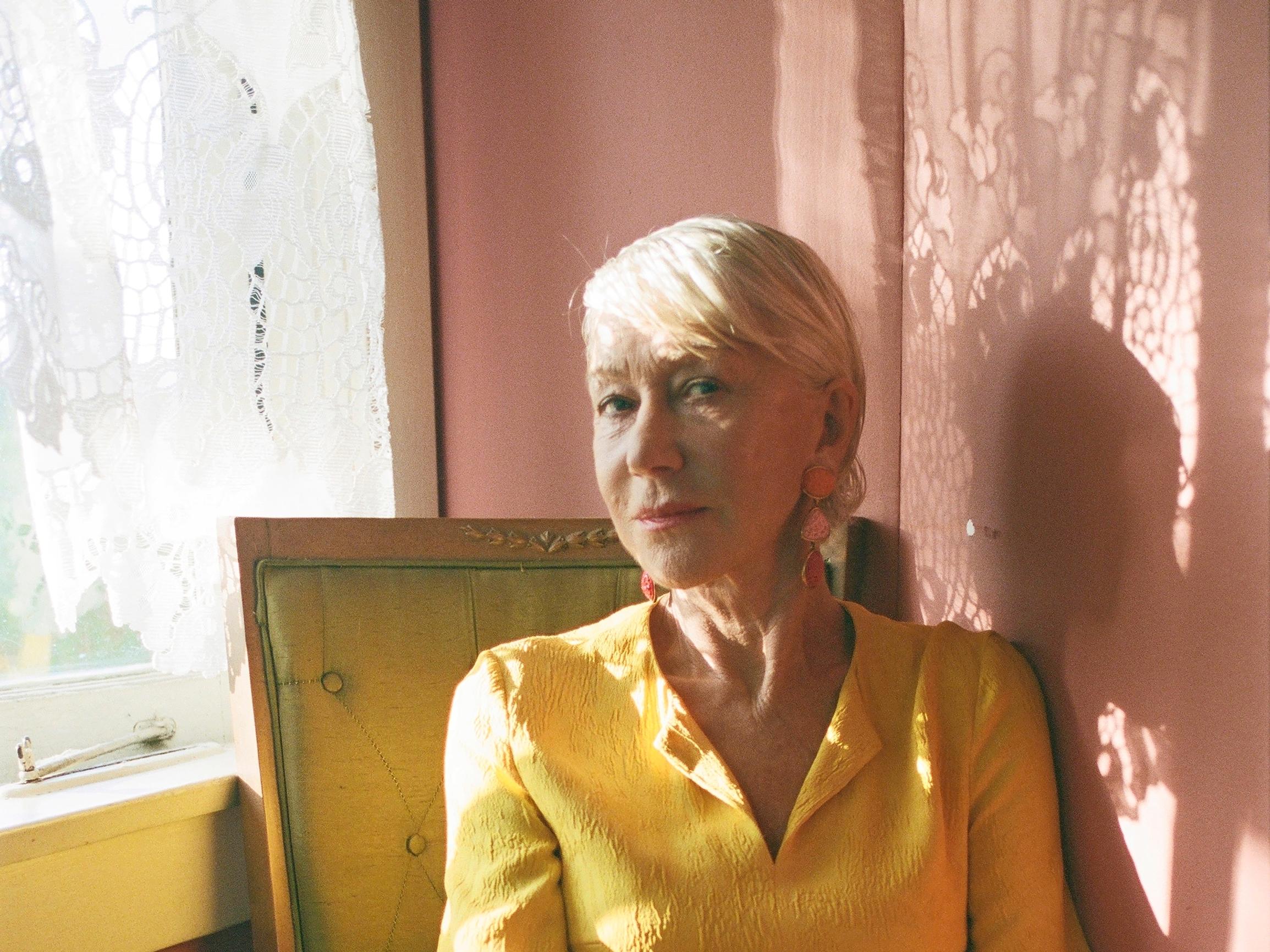 Helen Mirren: "Jos voisin, palaisin 1960-luvun puoliväliin ja sanoisin suorat sanat"