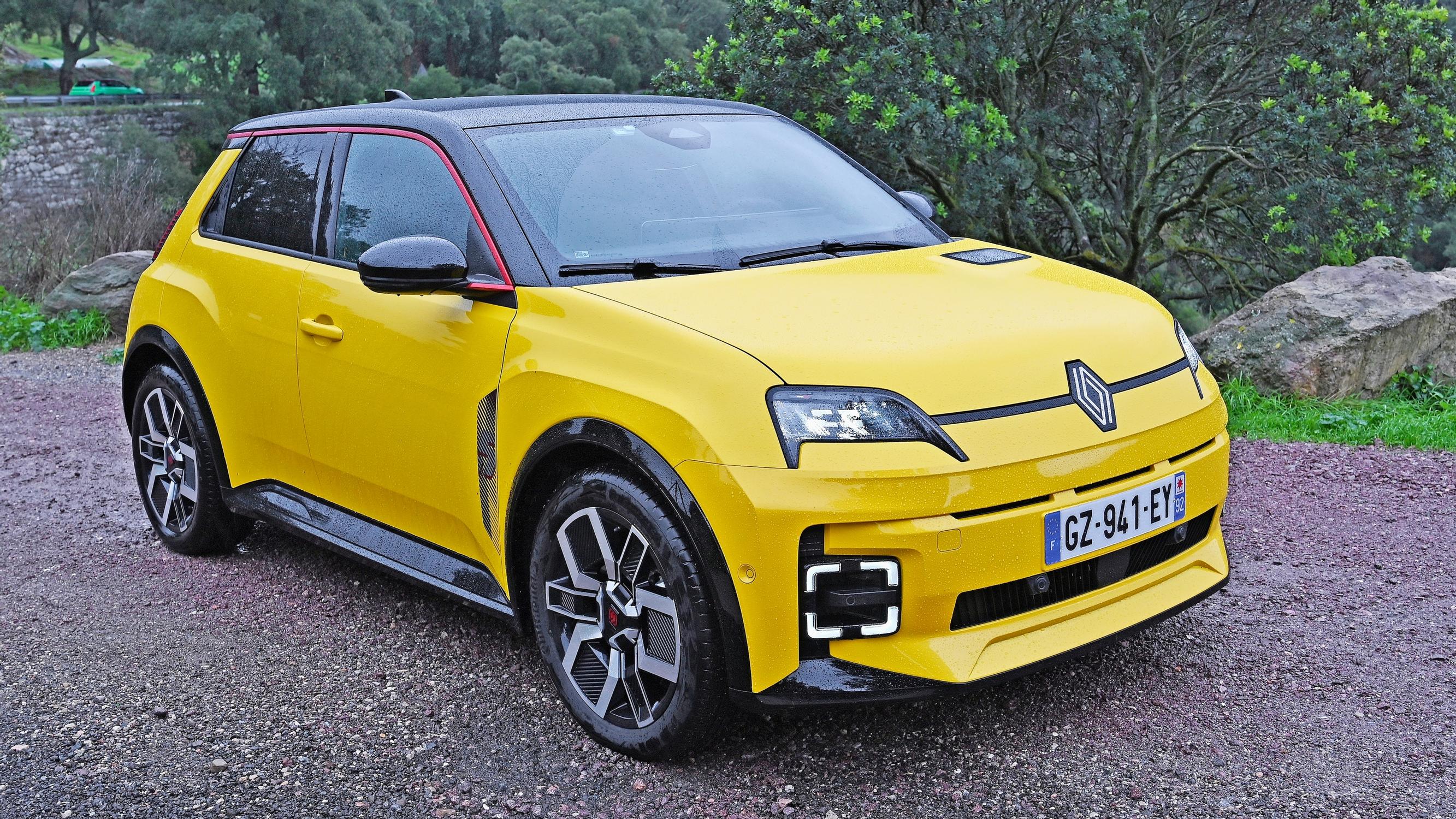 Uusi Renault 5 E-Tech – Sähköautosota eurooppalaisten ja kiinalaisten merkkien välillä herätti retrobuumin myös Renaultilla