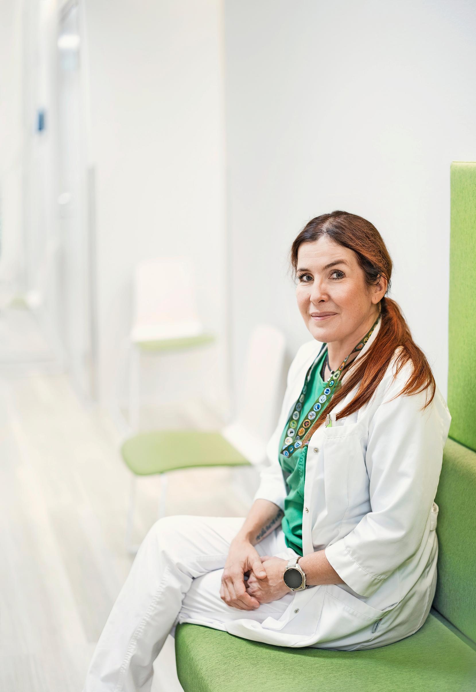 Neurologi Riitta Ahmasalo asuu osan vuodesta Inarin erämaassa – Karhun murahtelu koivikossa ei unohdu