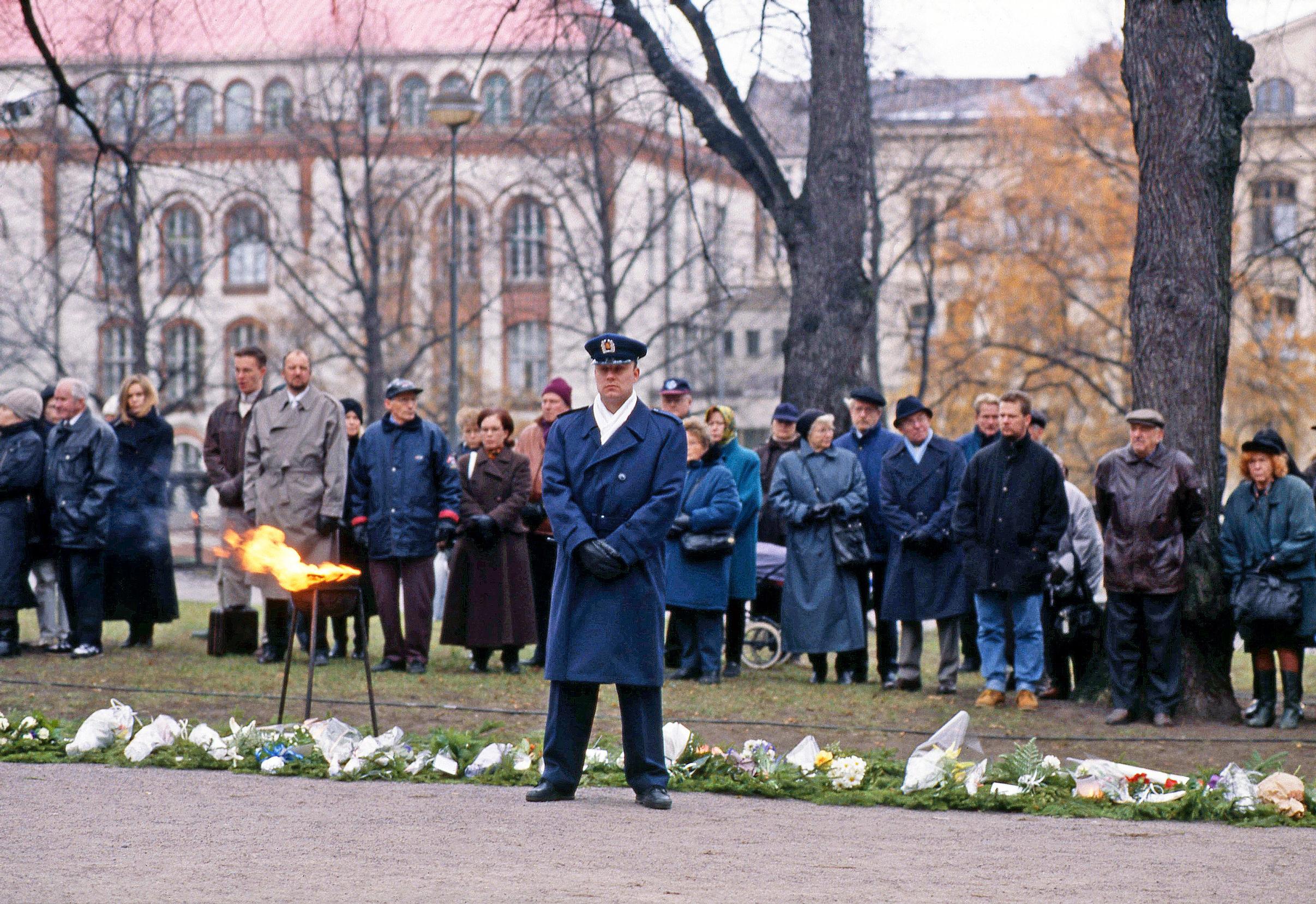 Suomalaisia kerääntyi valtavasti saattamaan murhattuja poliiseja viimeiselle matkalleen.