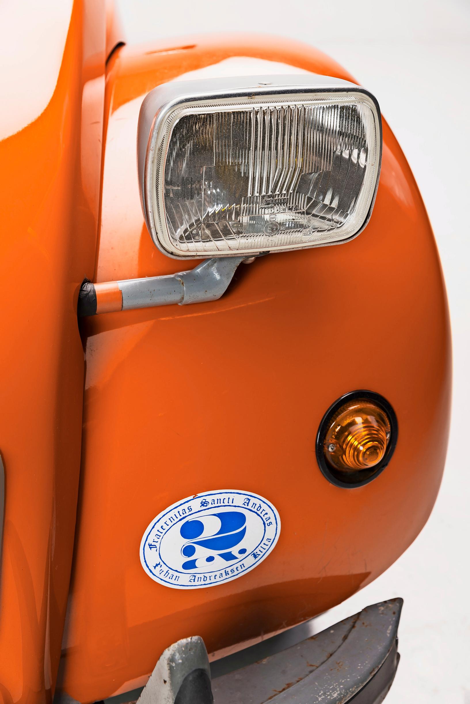 Citroën 2 CV:n lyhdyt ovat nykymittapuulla ehkä tehottomat, mutta toisaalta – polttimon pystyy vaihtamaan kuka tahansa. 