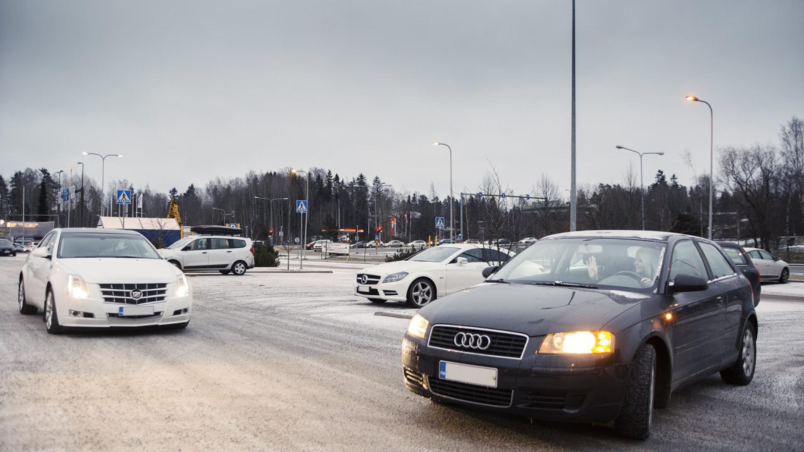 Neljännes autoilijoista ei käytä vilkkua liikenneympyrästä poistuessaan