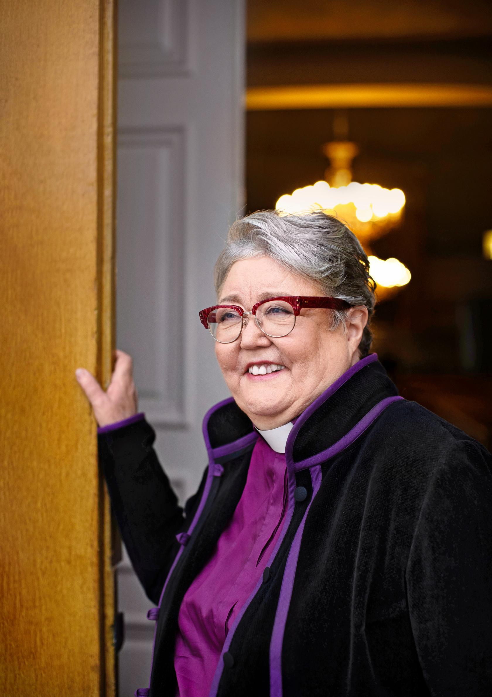 Irja Askola: "Maailman ja itsensä keskeneräisyyden sietäminen voi helpottaa oloa"