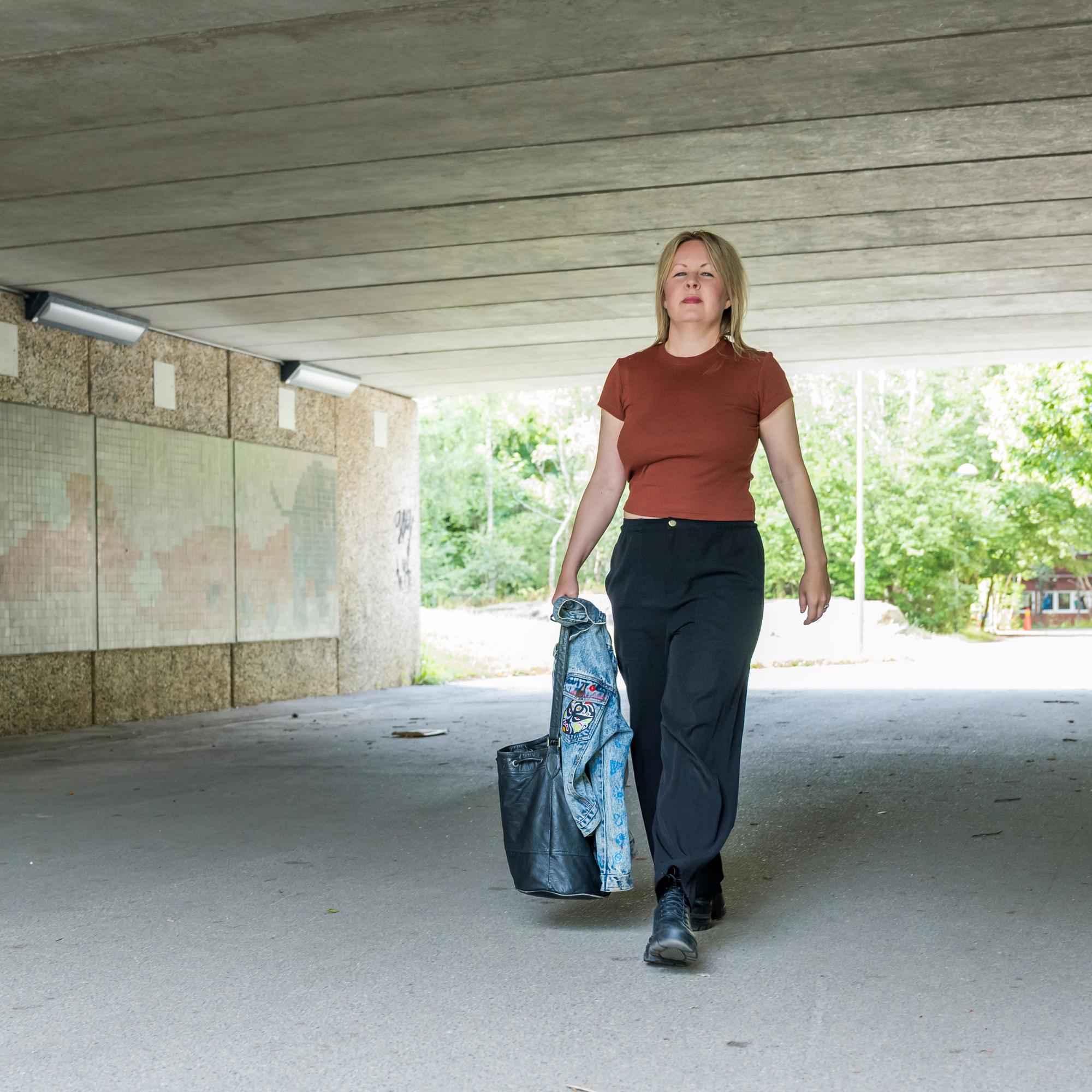 Ruotsinsuomalainen Lina Puranen on nähnyt, miten suomalaisuudesta on tullut siistiä Ruotsissa – ”Emme me tarvitse ruotsalaisten hyväksyntää”