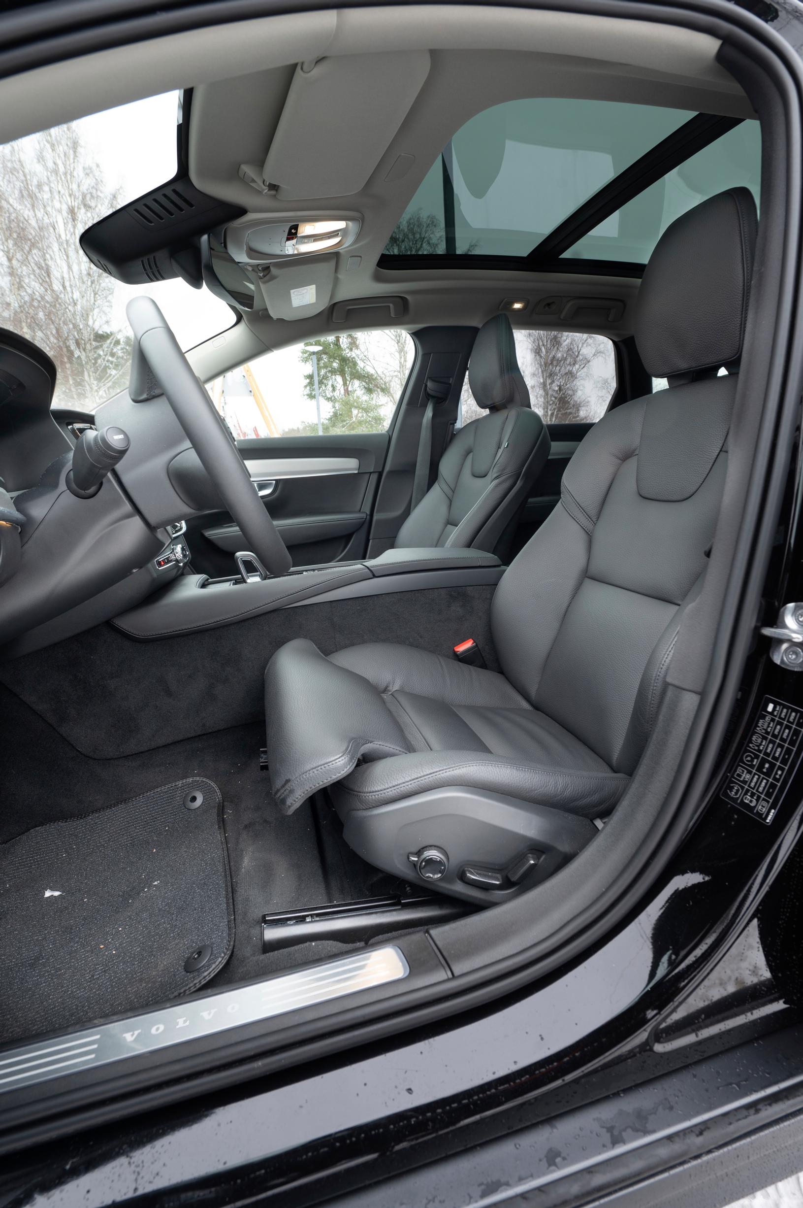 Volvo V90 CC etuistuimet