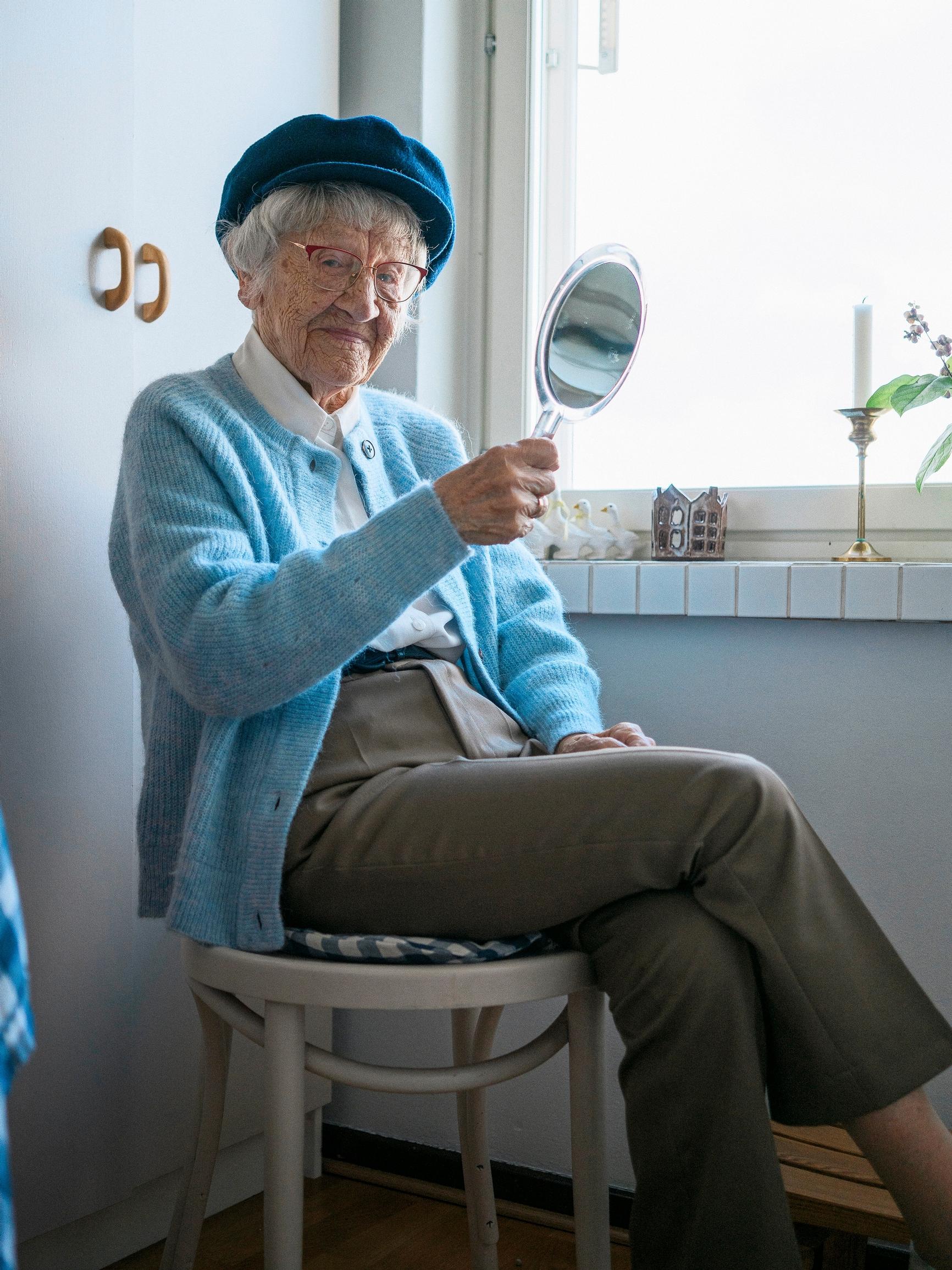 Lilly Lundberg, 100, on asunut 70 vuotta samassa talossa – Yksi naapuri vie kampaajalle, toinen Prismaan ja kolmas katsomaan kuunpimennystä