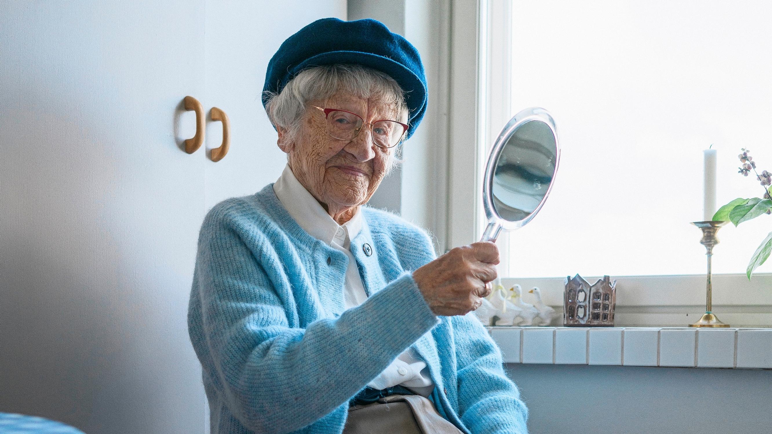 Lilly Lundberg, 100, on asunut 70 vuotta samassa talossa – Yksi naapuri vie kampaajalle, toinen Prismaan ja kolmas katsomaan kuunpimennystä