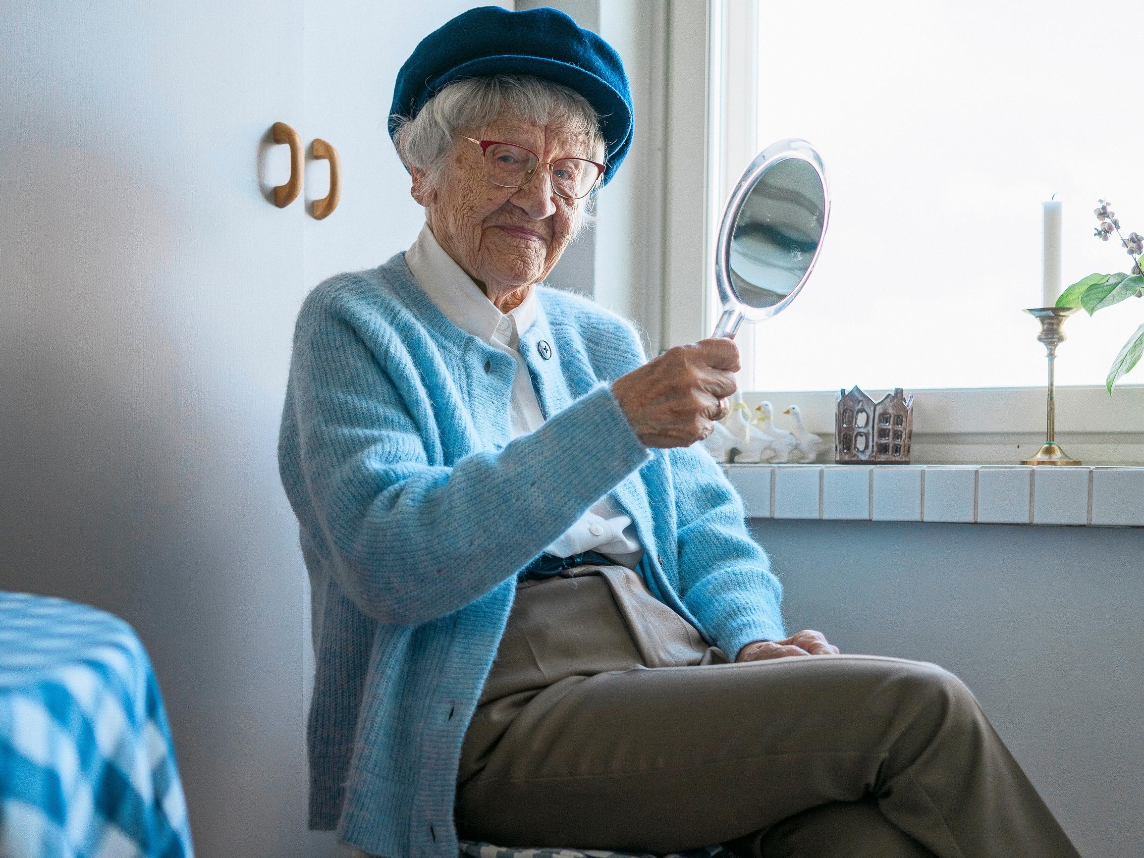 Lilly Lundberg, 100, on asunut 70 vuotta samassa talossa – Yksi naapuri vie kampaajalle, toinen Prismaan ja kolmas katsomaan kuunpimennystä