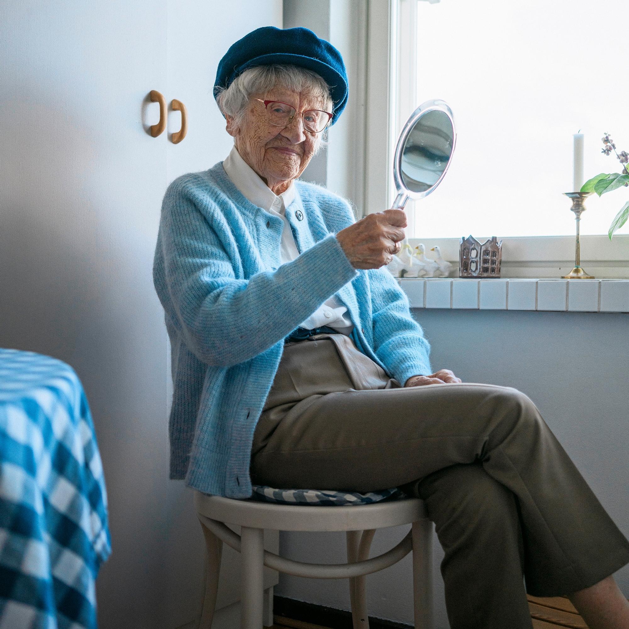 Lilly Lundberg, 100, on asunut 70 vuotta samassa talossa – Yksi naapuri vie kampaajalle, toinen Prismaan ja kolmas katsomaan kuunpimennystä