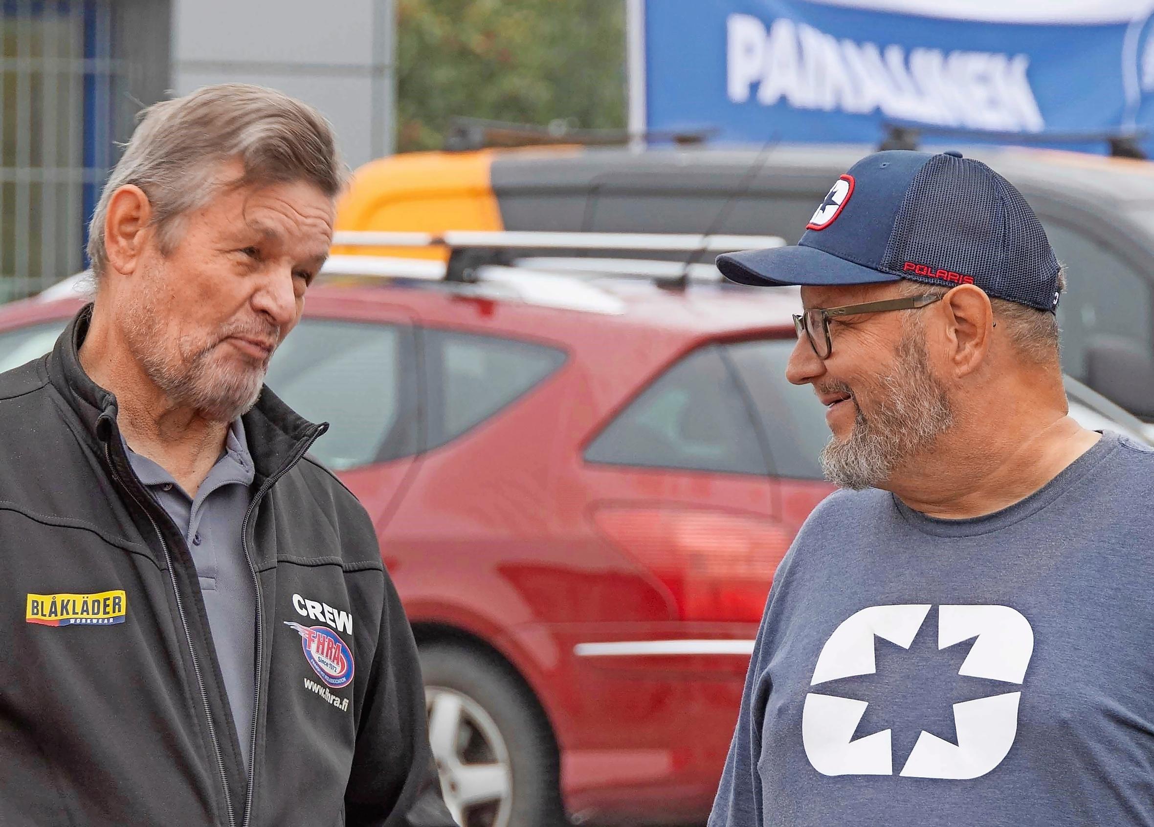 American Car Show'n puuhamies Martti Luoso (vas.) ja talkoolainen Jore Jormalainen.