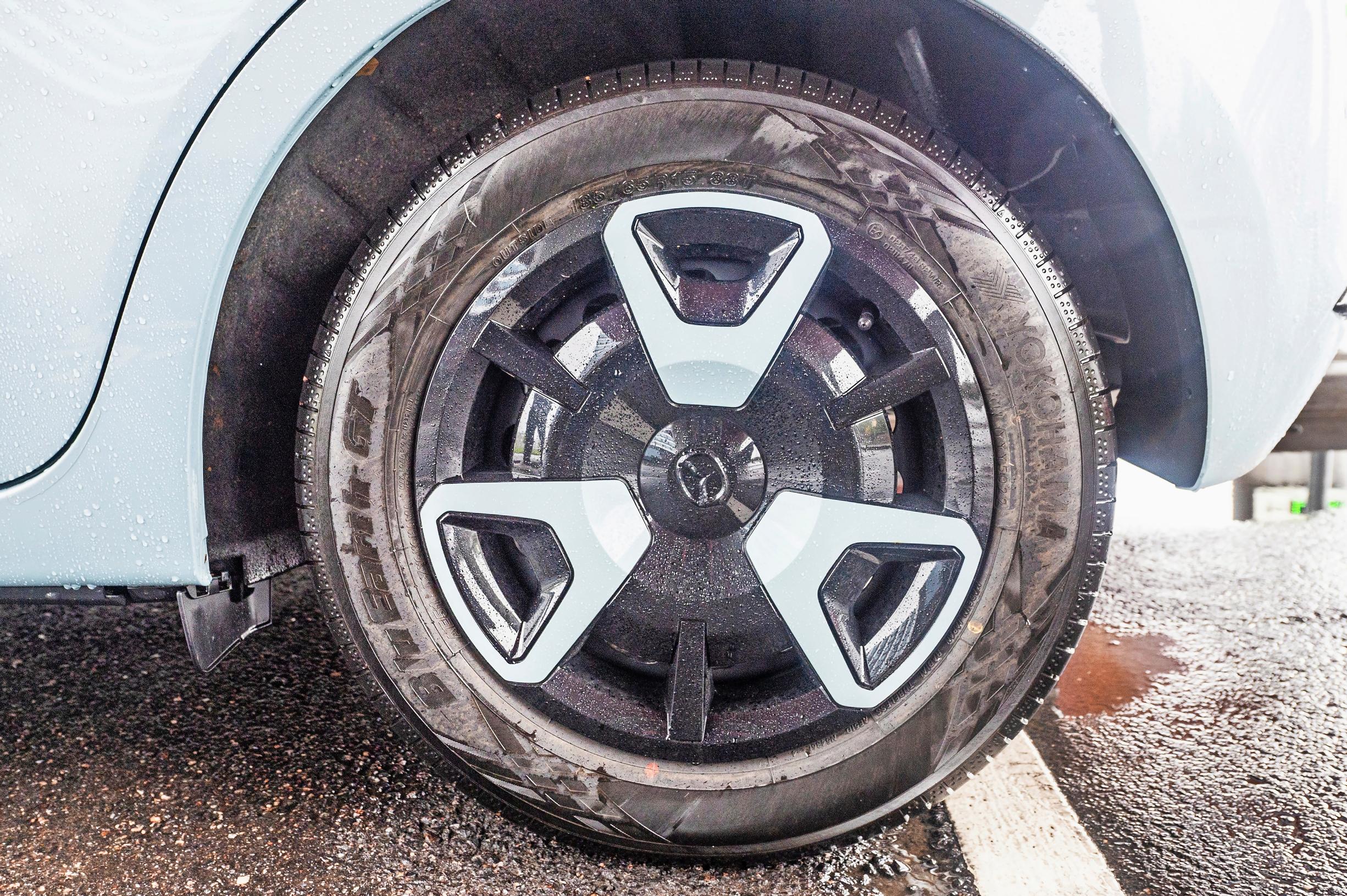 Mazda 2:n pölykapselien värit määrittyvät auton ulkovärin mukaan.