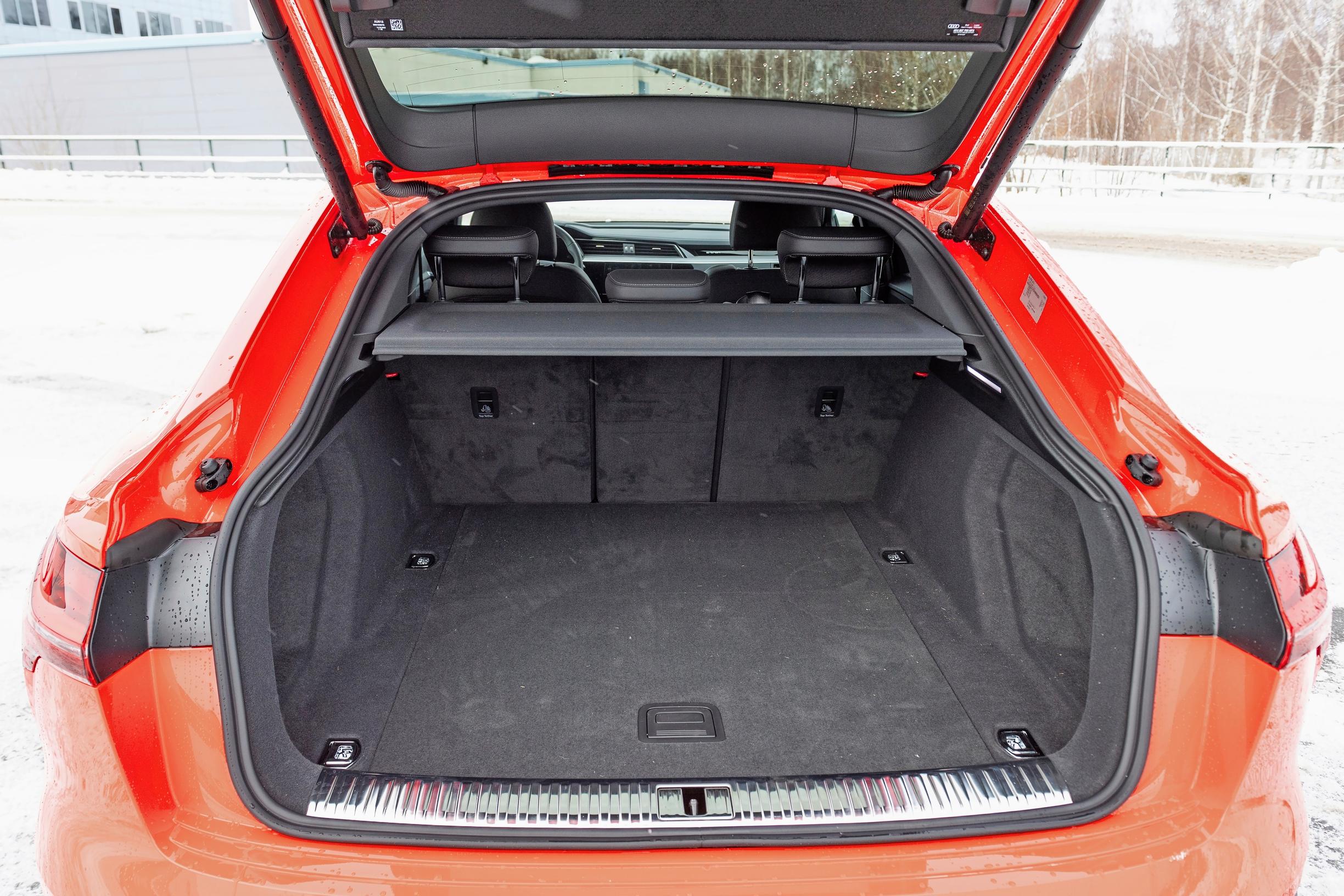 Audi SQ8 Sportback e-tronin tavaratila on riittävän kookas.