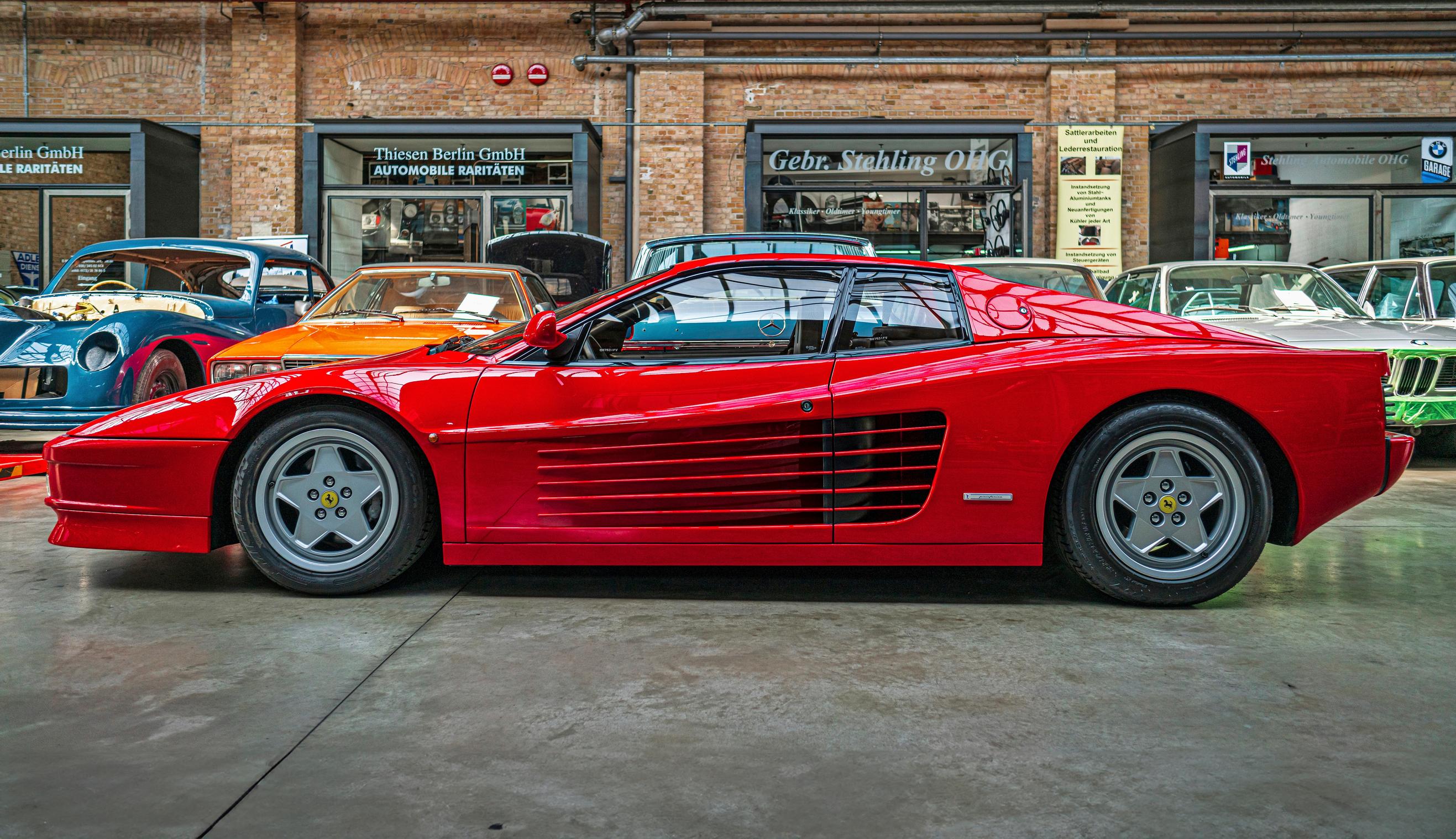 Ferrari Testarossa | Punapäinen peto uhkuu täyttä kapinaa ja 1980-luvun Miami Vice -nostalgiaa.
