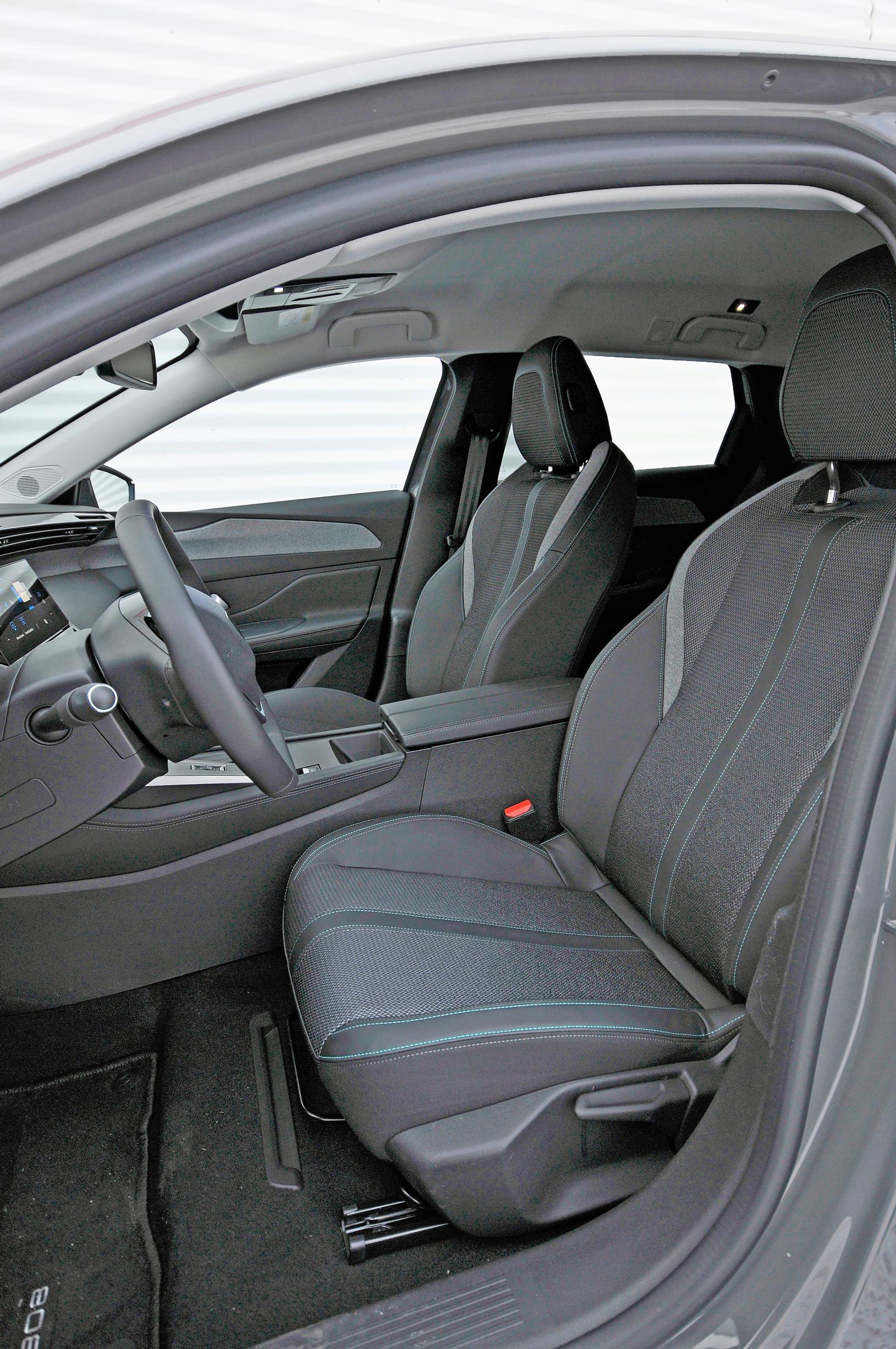 Peugeot E-308 SW:n Allure-varustetasoon sisältyy mainiosti kuljettajan selkää tukeva AGR-istuin. Ei moitteita.