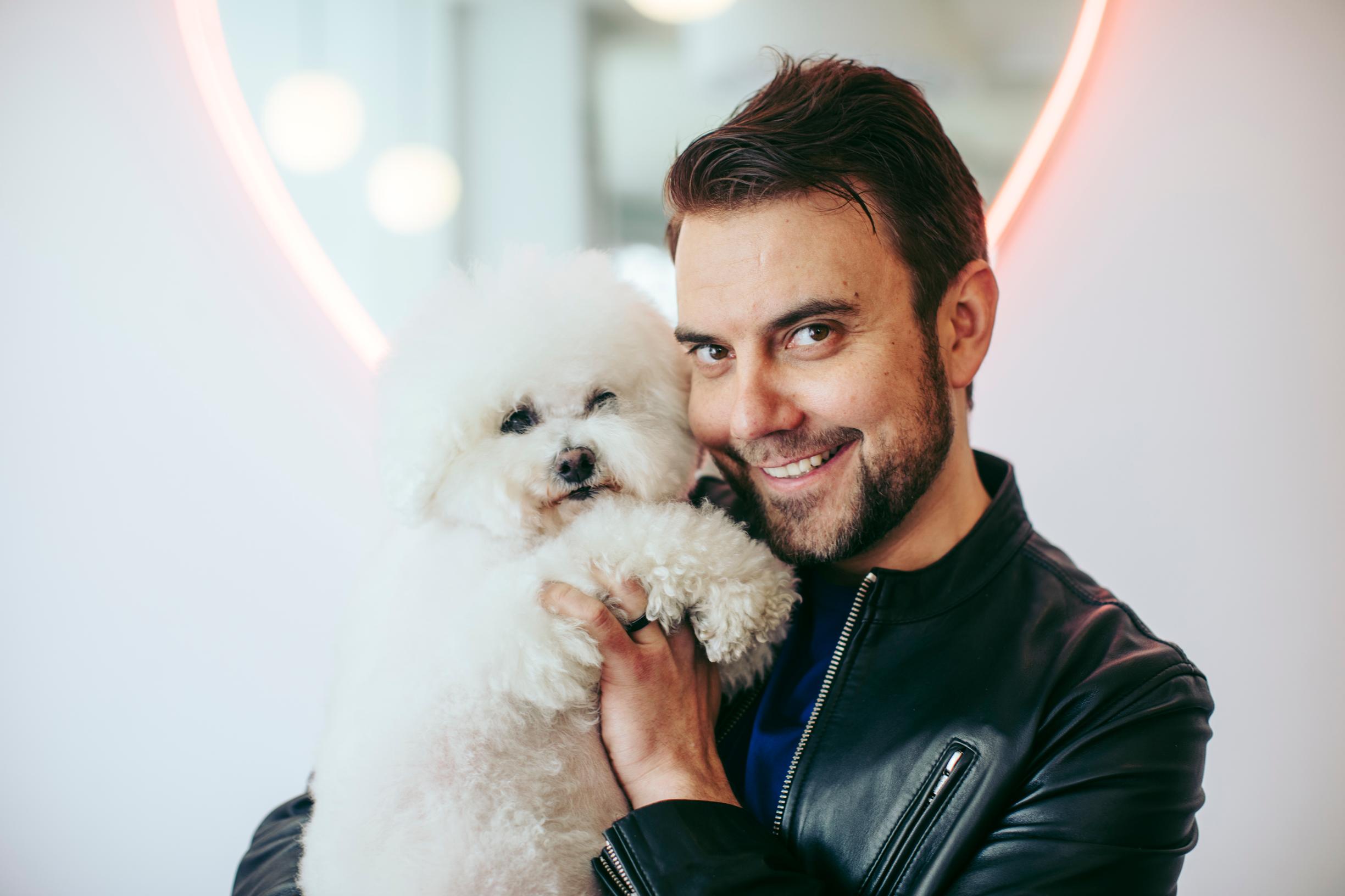 Antti Ketonen ja bichon frisé Elli poski poskea vasten.
