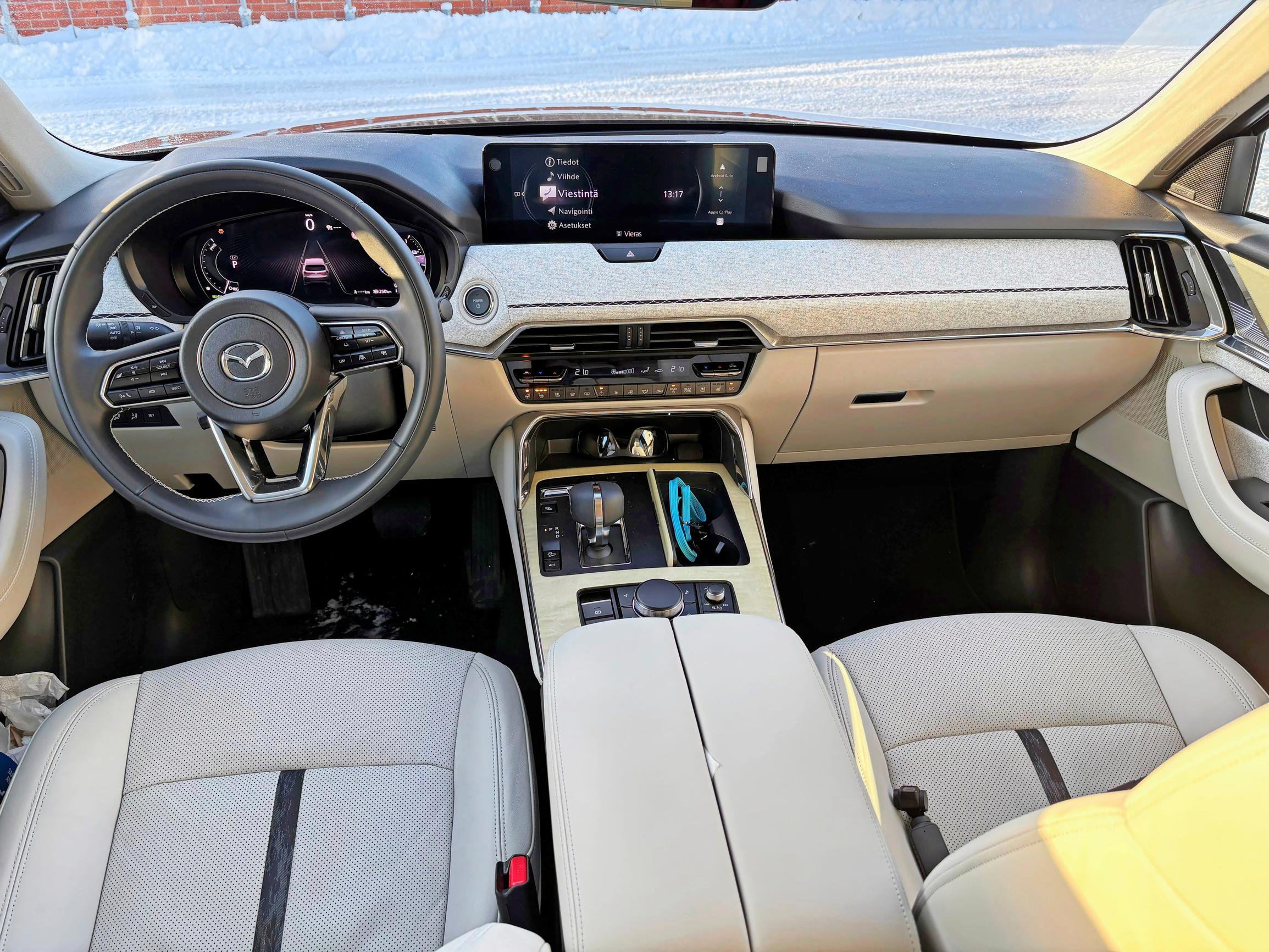 Mazda CX-80:n ohjaamon viimeistely lähentelee saksalaista premium-tasoa. Tietoviihdenäyttö tosin on vanhan liiton mallia; sitä ohjaillaan keskikonsolin rullakytkimellä.