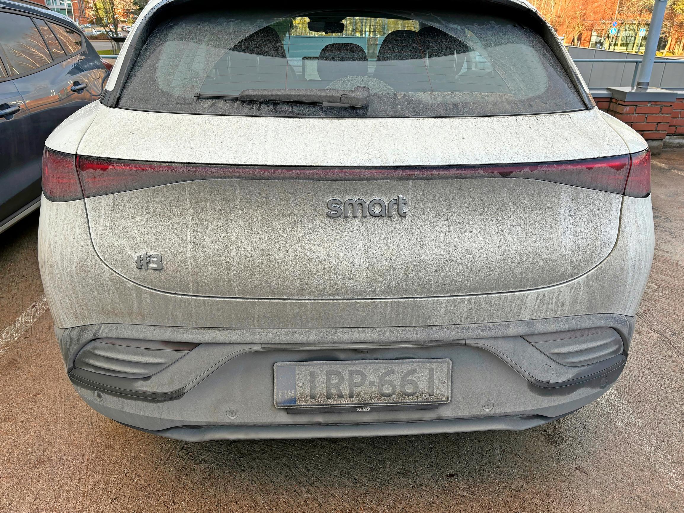 Smart #3:n töpö perä on aika altis likaantumaan, ja valkoisessahan lika näkyy.