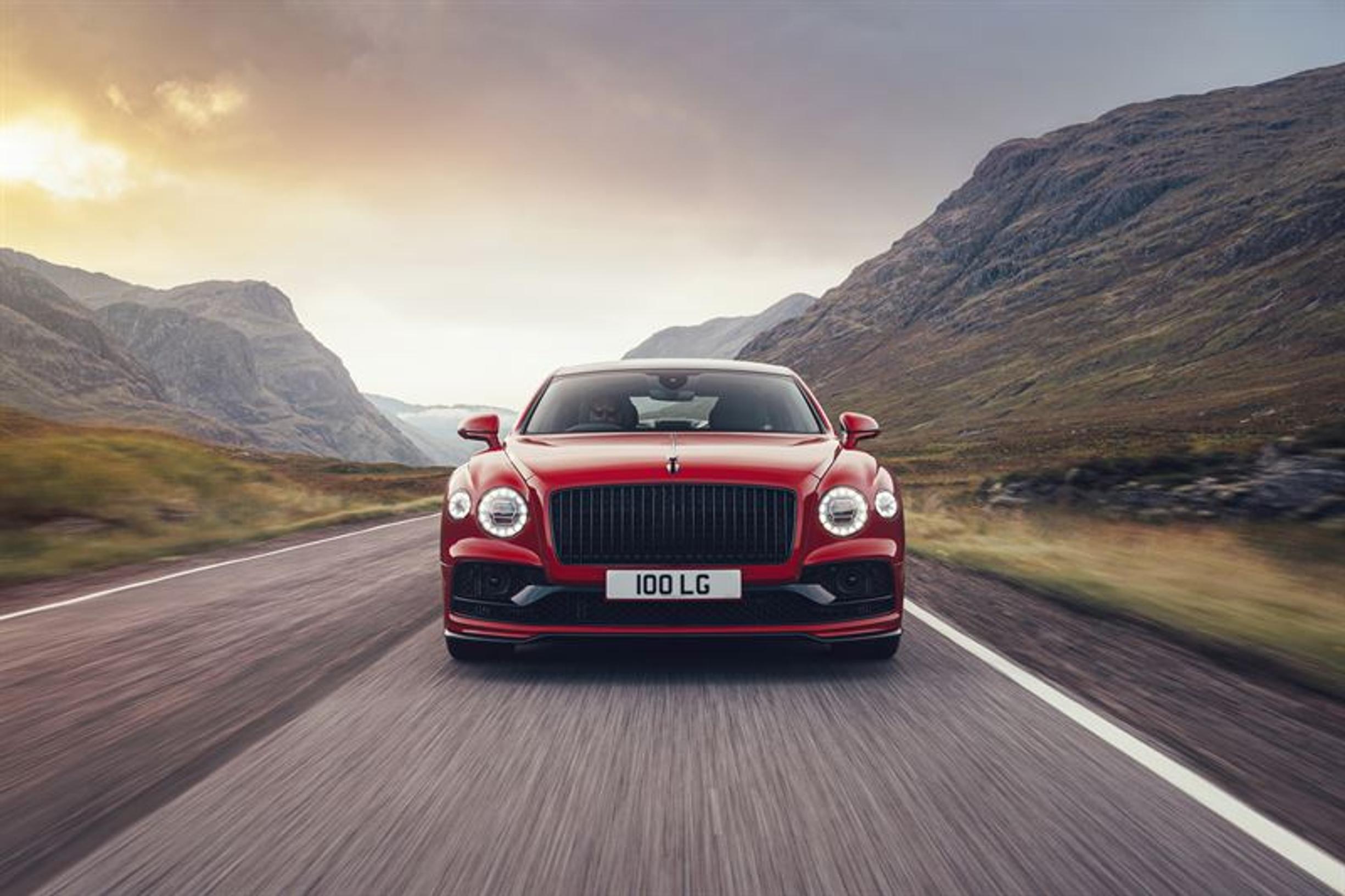 Bentley Flying Spur kiitää nyt V8:n voimin  - lue kattava paketti auton ominaisuuksista
