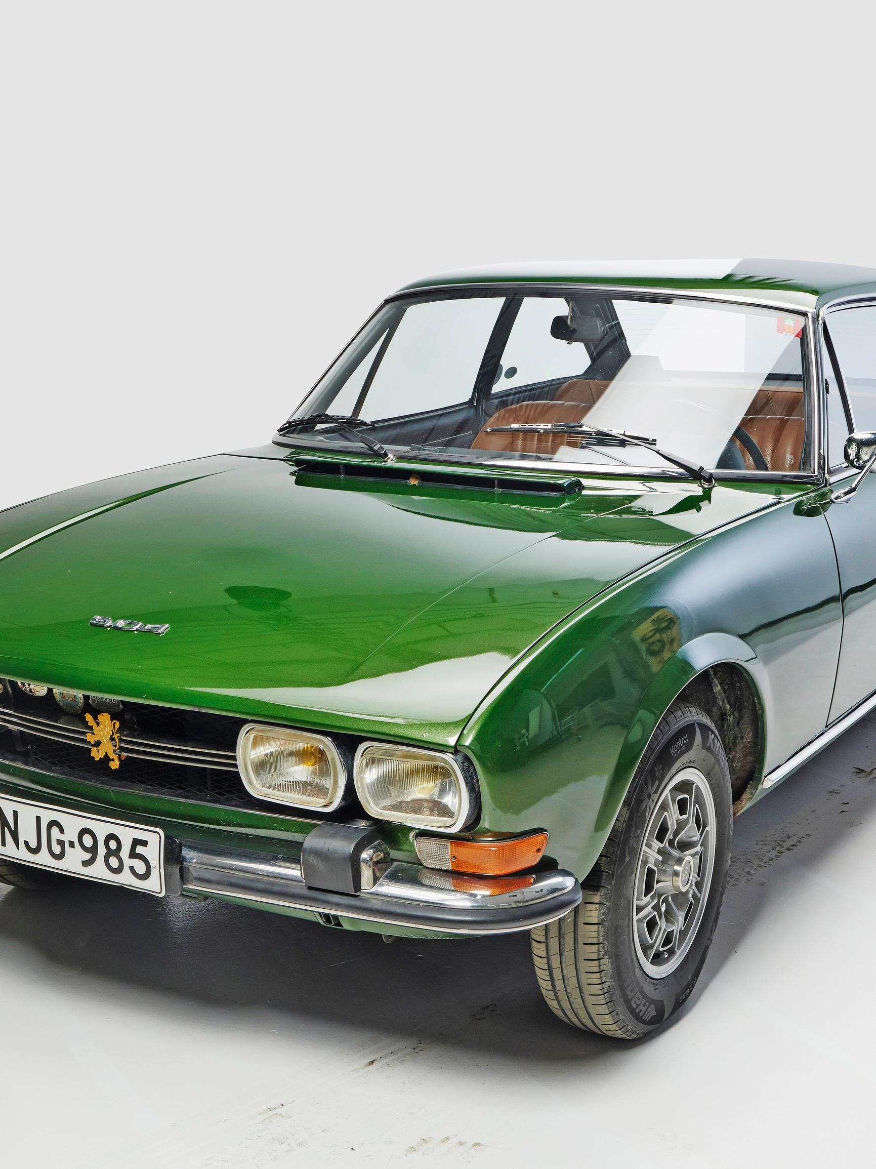 Peugeot 504 Coupé vuodelta 1974 – ”Matkanteko on yhtä juhlaa – tässä autossa on ranskalaista tyylikkyyttä ja eleganssia, joten pitkäkin matka sujuu vaivatta”