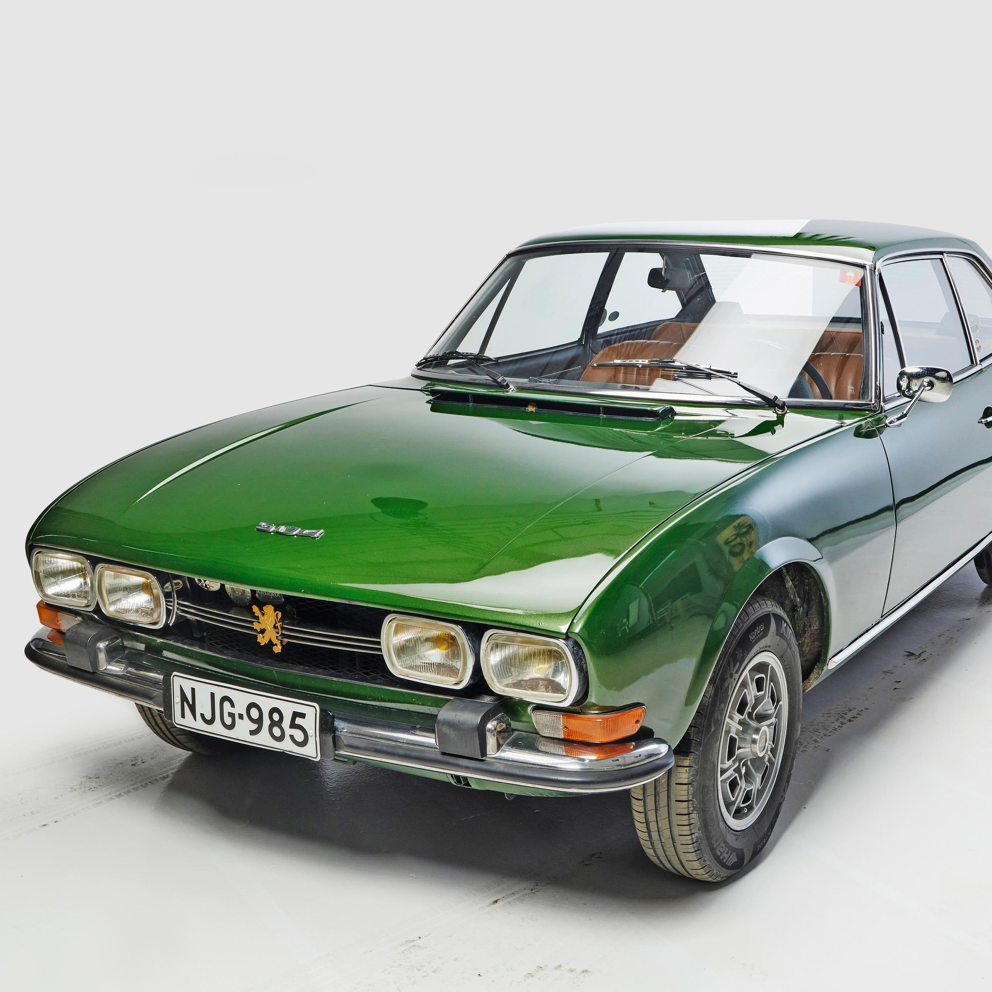 Peugeot 504 Coupé vuodelta 1974 – ”Matkanteko on yhtä juhlaa – tässä autossa on ranskalaista tyylikkyyttä ja eleganssia, joten pitkäkin matka sujuu vaivatta”