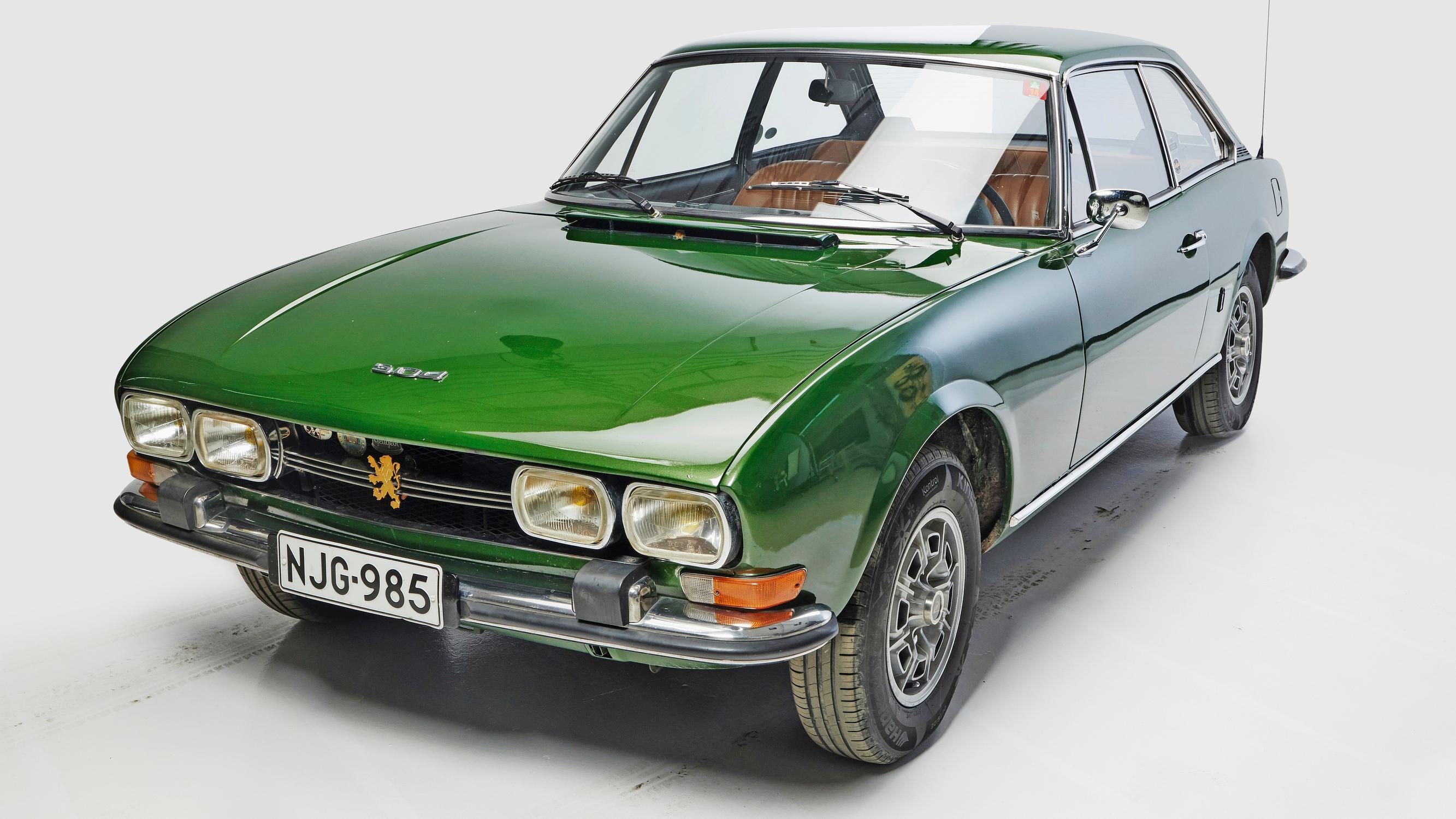Peugeot 504 Coupé vuodelta 1974 – ”Matkanteko on yhtä juhlaa – tässä autossa on ranskalaista tyylikkyyttä ja eleganssia, joten pitkäkin matka sujuu vaivatta”