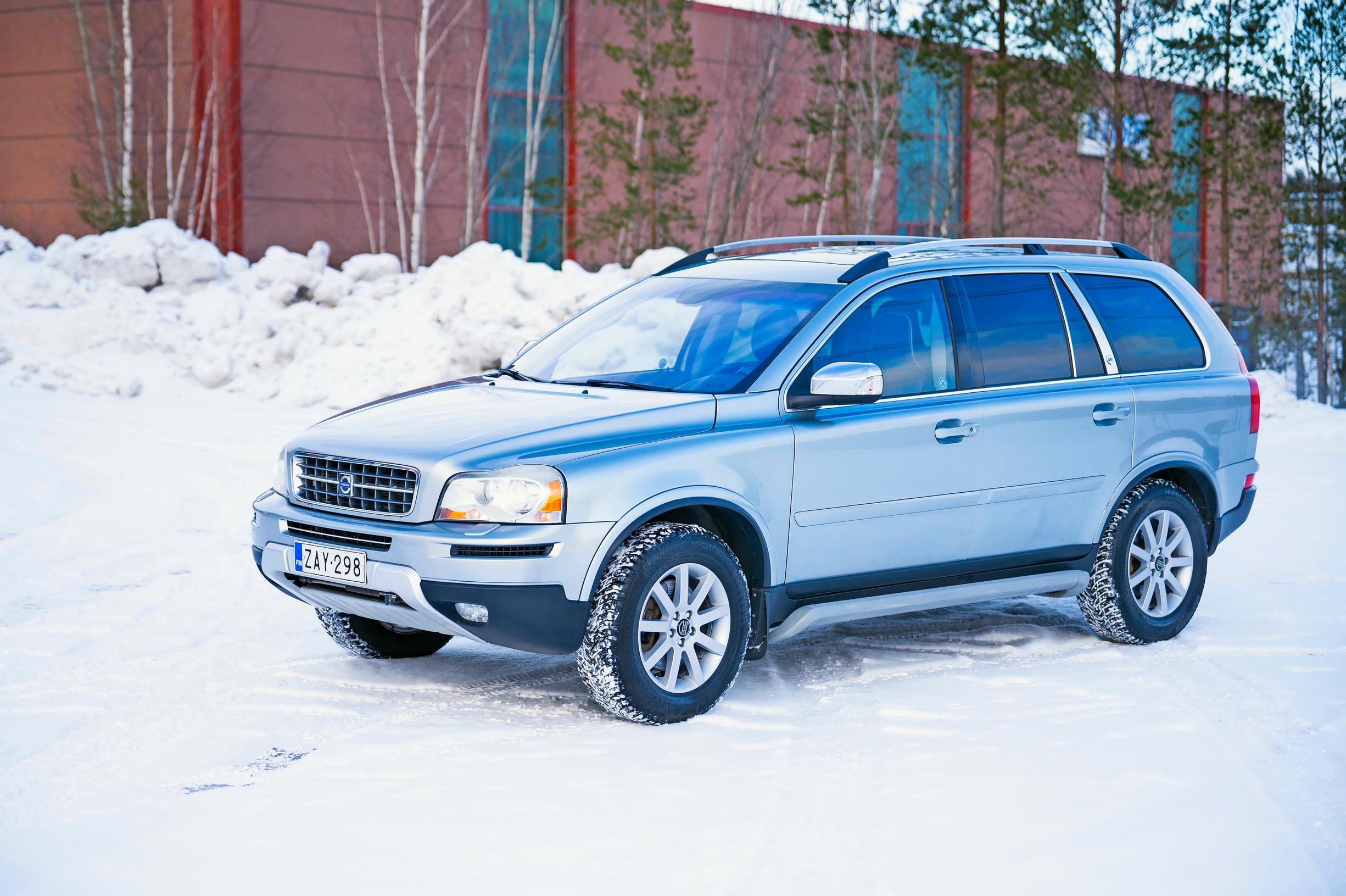 Volvo XC90 D5 AWD Executive oli tyypillisen harmaa, mutta kurkistus matkustamoon tuotti meille iloisen yllätyksen.