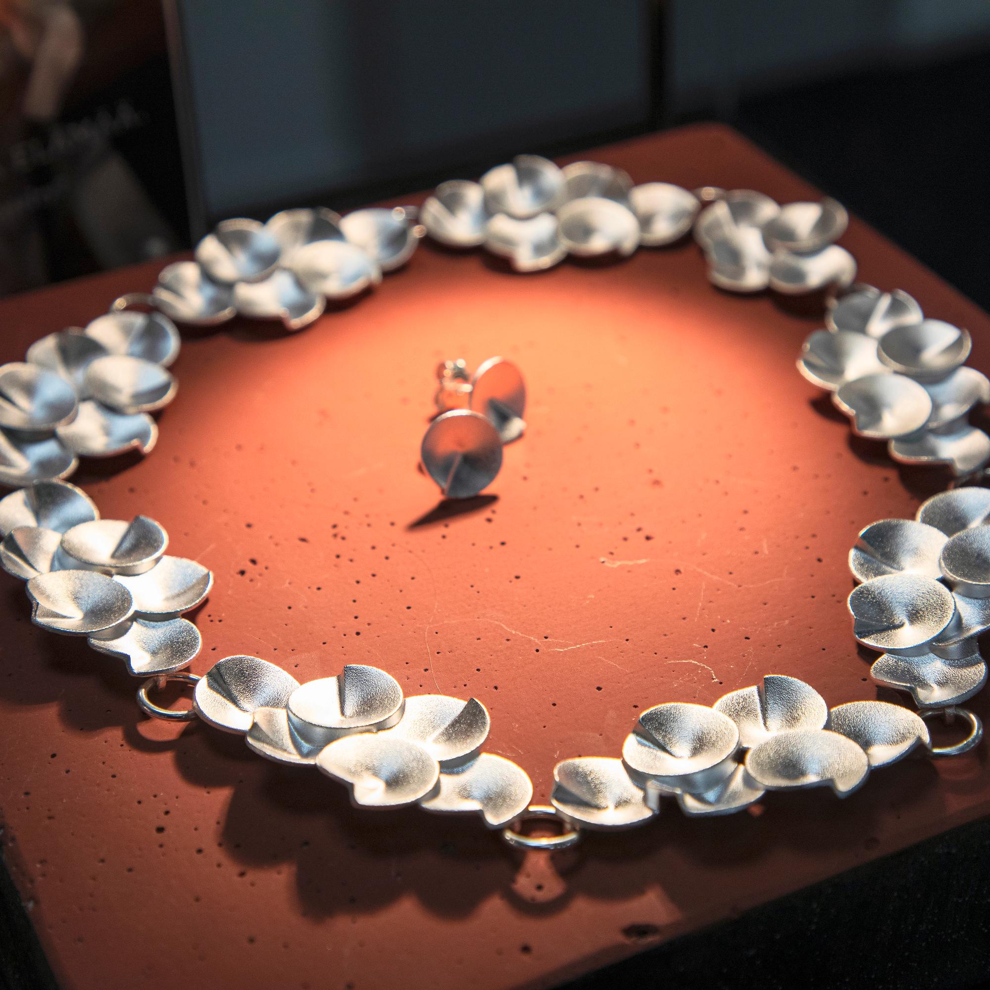 Muinaislöydöistä voimakoruiksi – Kalevala Koru aikoo pysyä Suomessa tulevaisuudessakin