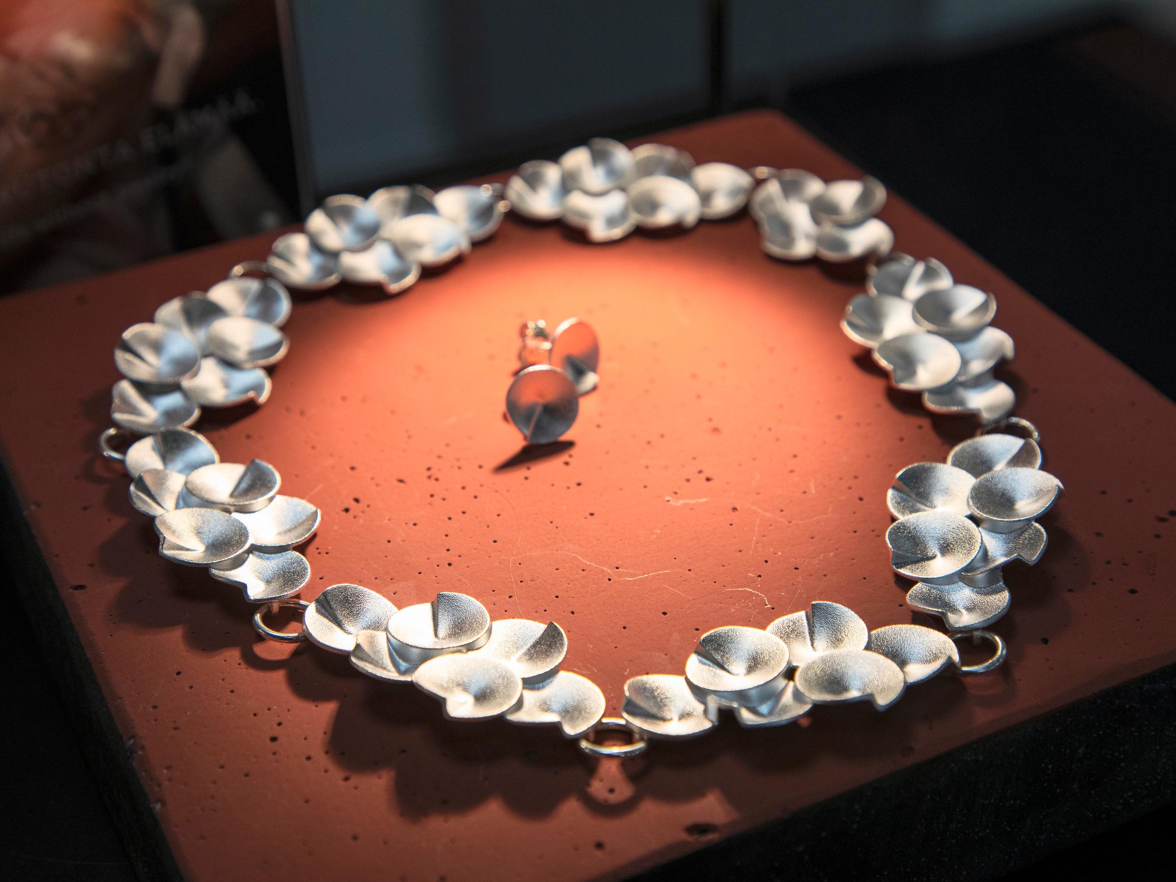 Muinaislöydöistä voimakoruiksi – Kalevala Koru aikoo pysyä Suomessa tulevaisuudessakin