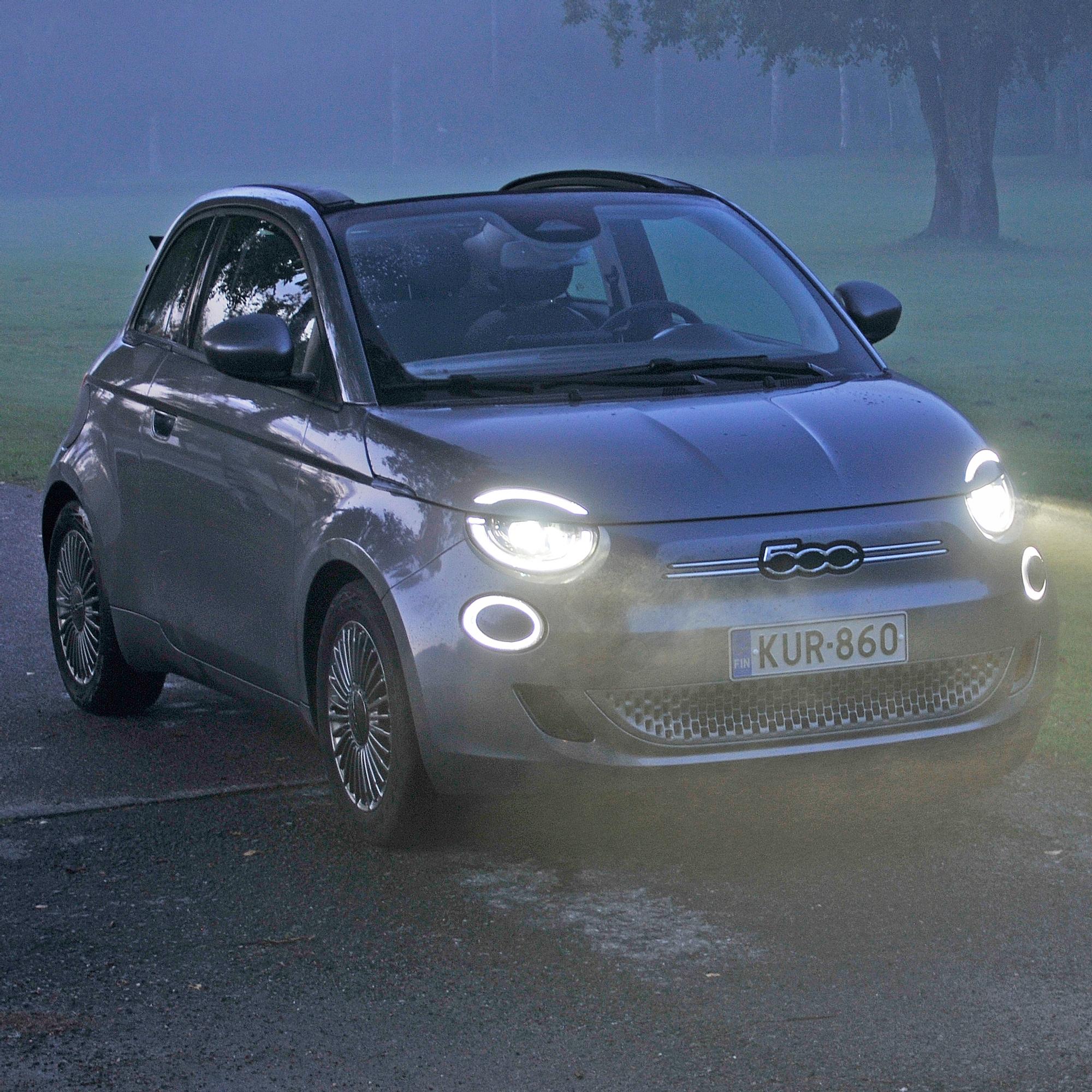Fiat 500e Cabrio – Poikkeuksellisen karismaattinen kulkija nykyisessä autotarjonnassa, jossa crossoverit seuraavat toisiaan – mutta kallis