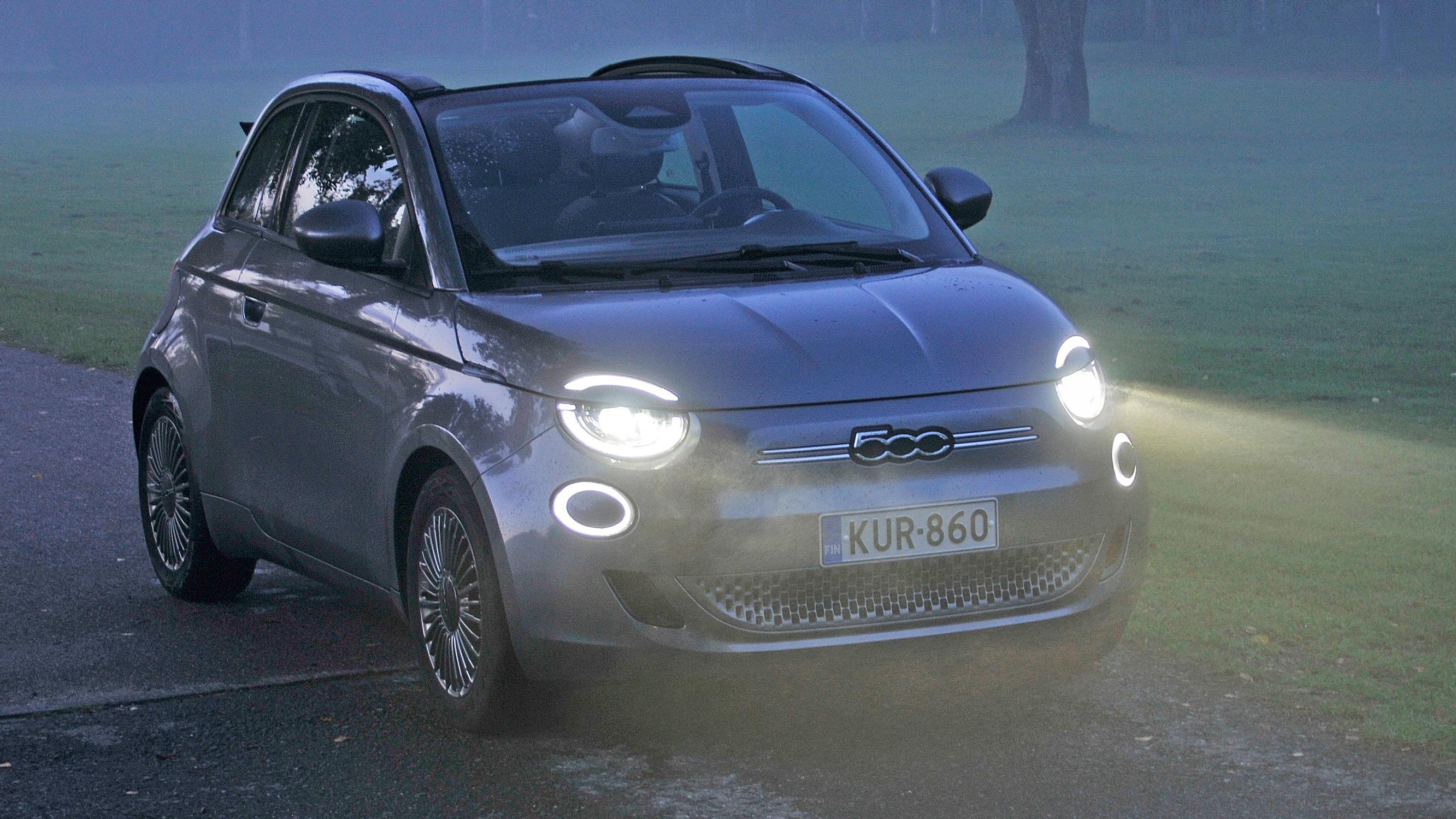 Fiat 500e Cabrio – Poikkeuksellisen karismaattinen kulkija nykyisessä autotarjonnassa, jossa crossoverit seuraavat toisiaan – mutta kallis