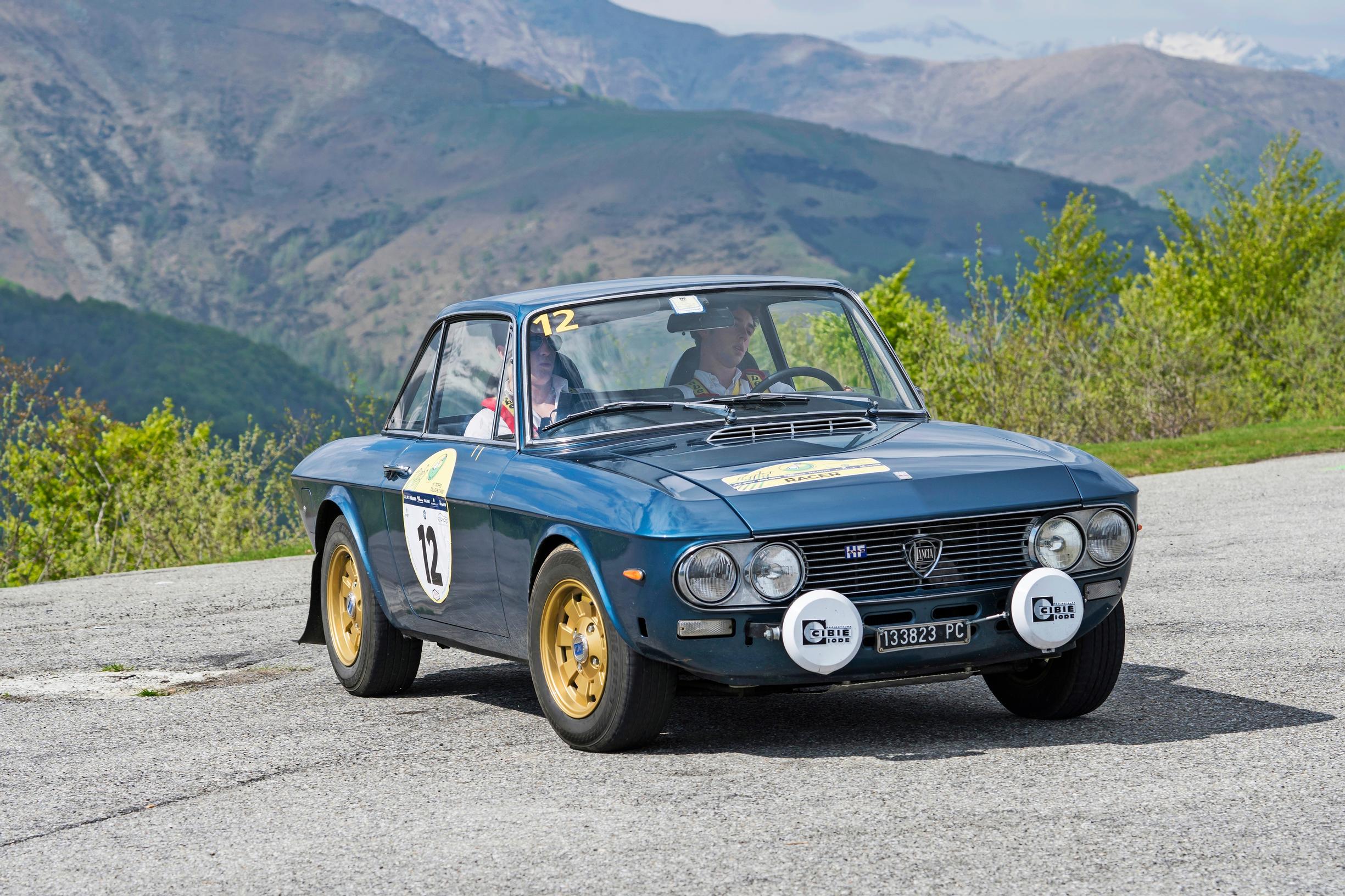 Lancia Fulvia Coupé. Pieni ja kevyt Fulvia kulki kapearakenteisen V4-moottorin voimin.