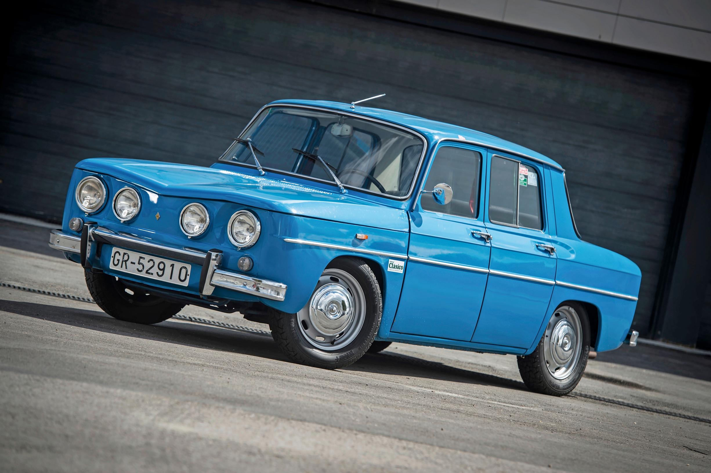Renault 8 kulki vielä takamoottorin voimin. ”Sinisorsa” oli 1960-luvulla kovan rallirassin maineessa.