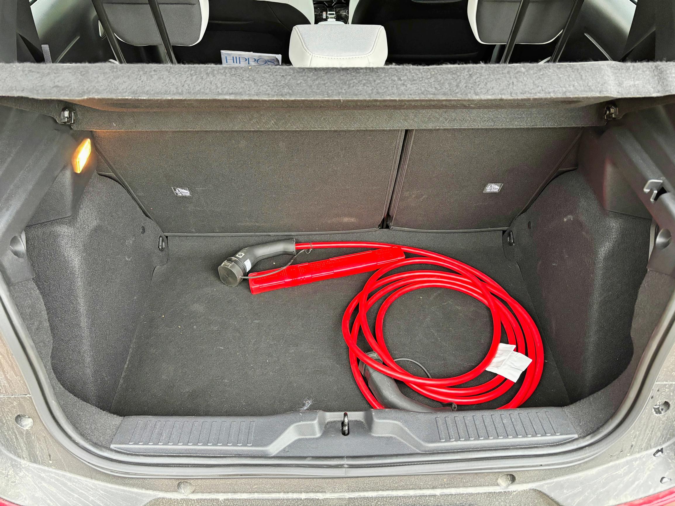Citroën e-C3 Max 44 kWh on halpa sähköauto, josta löytyy yksi turhake. Auton omaa latauskaapelia ei ole tarvittu kertaakaan. Kaikissa sähköautoissa nämä eivät nykyään vakiona olekaan.